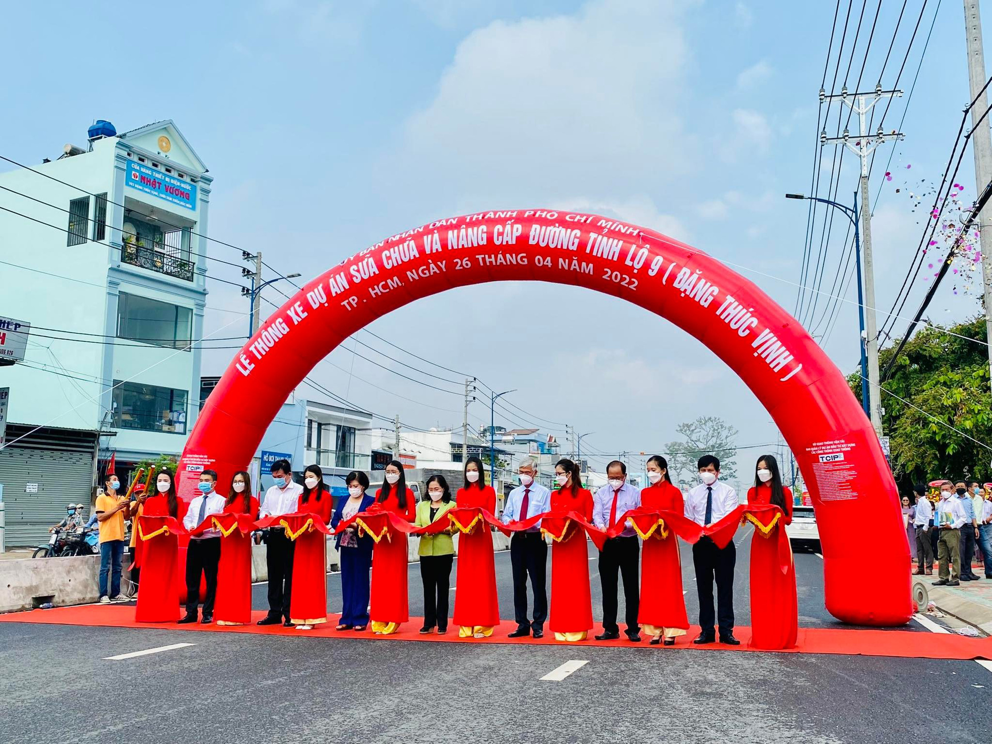 Đến đường Đặng Th&uacute;c Vịnh, &ocirc;ng V&otilde; Văn Hoan cảm ơn người d&acirc;n nhường mặt bằng - Ảnh 1.