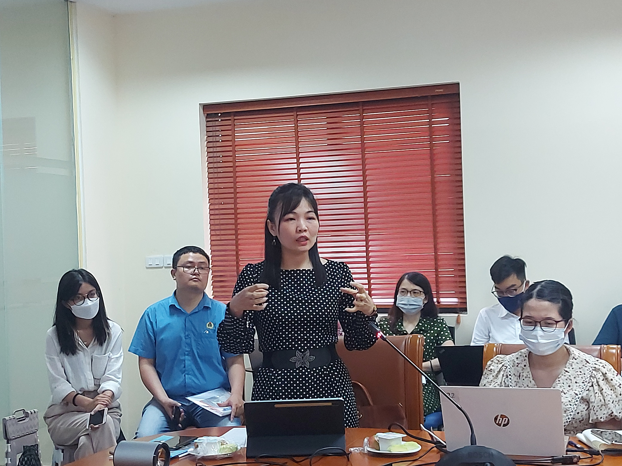 TS Vũ Quang Thọ: C&ocirc;ng nh&acirc;n rời th&agrave;nh phố tr&aacute;nh dịch, t&agrave;i sản của họ c&oacute; g&igrave; ngo&agrave;i vợ con v&agrave; bao tải quần &aacute;o? - Ảnh 4.