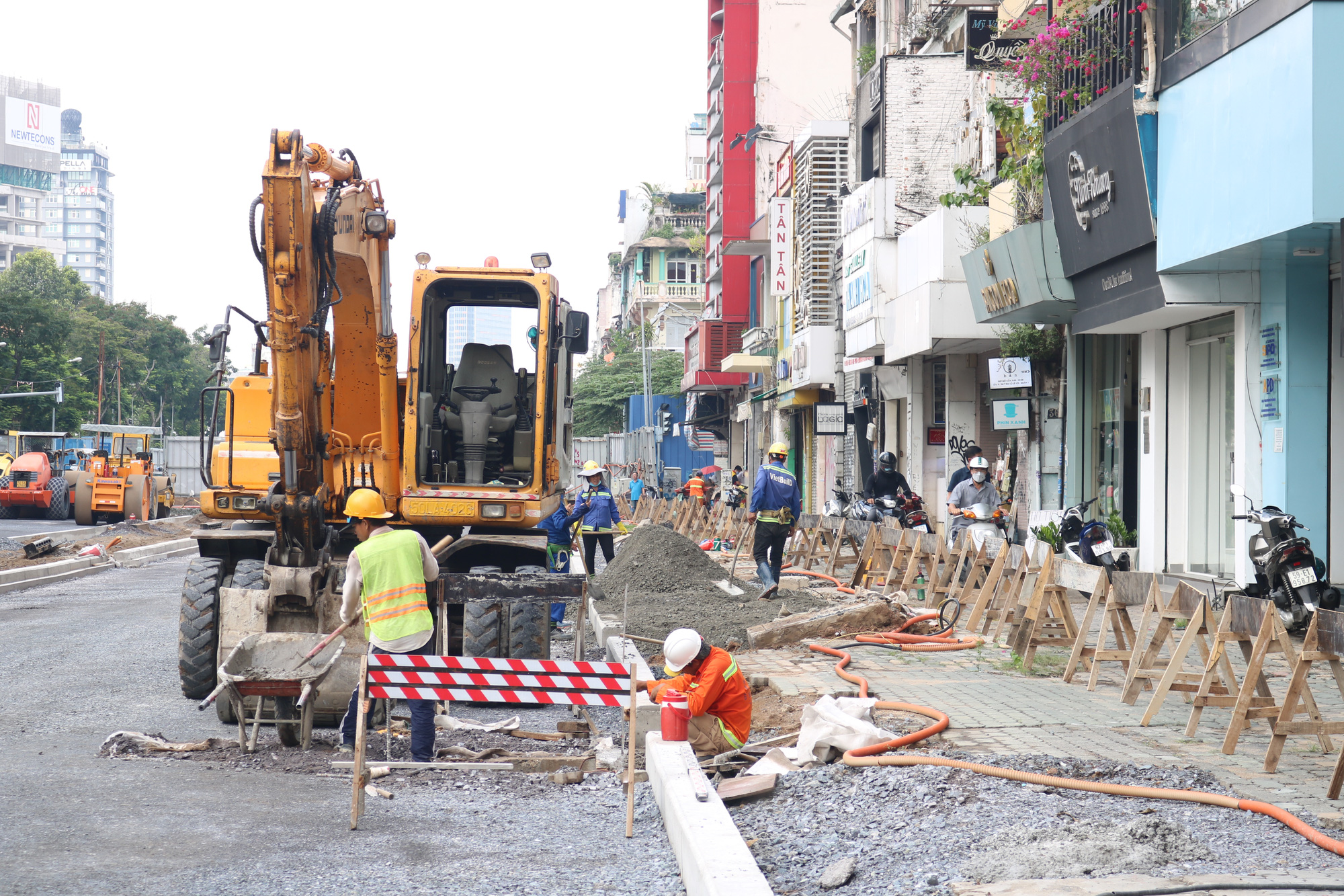 Cận cảnh đoạn đường L&ecirc; Lợi được t&aacute;i lập sau nhiều năm r&agrave;o chắn - Ảnh 5.