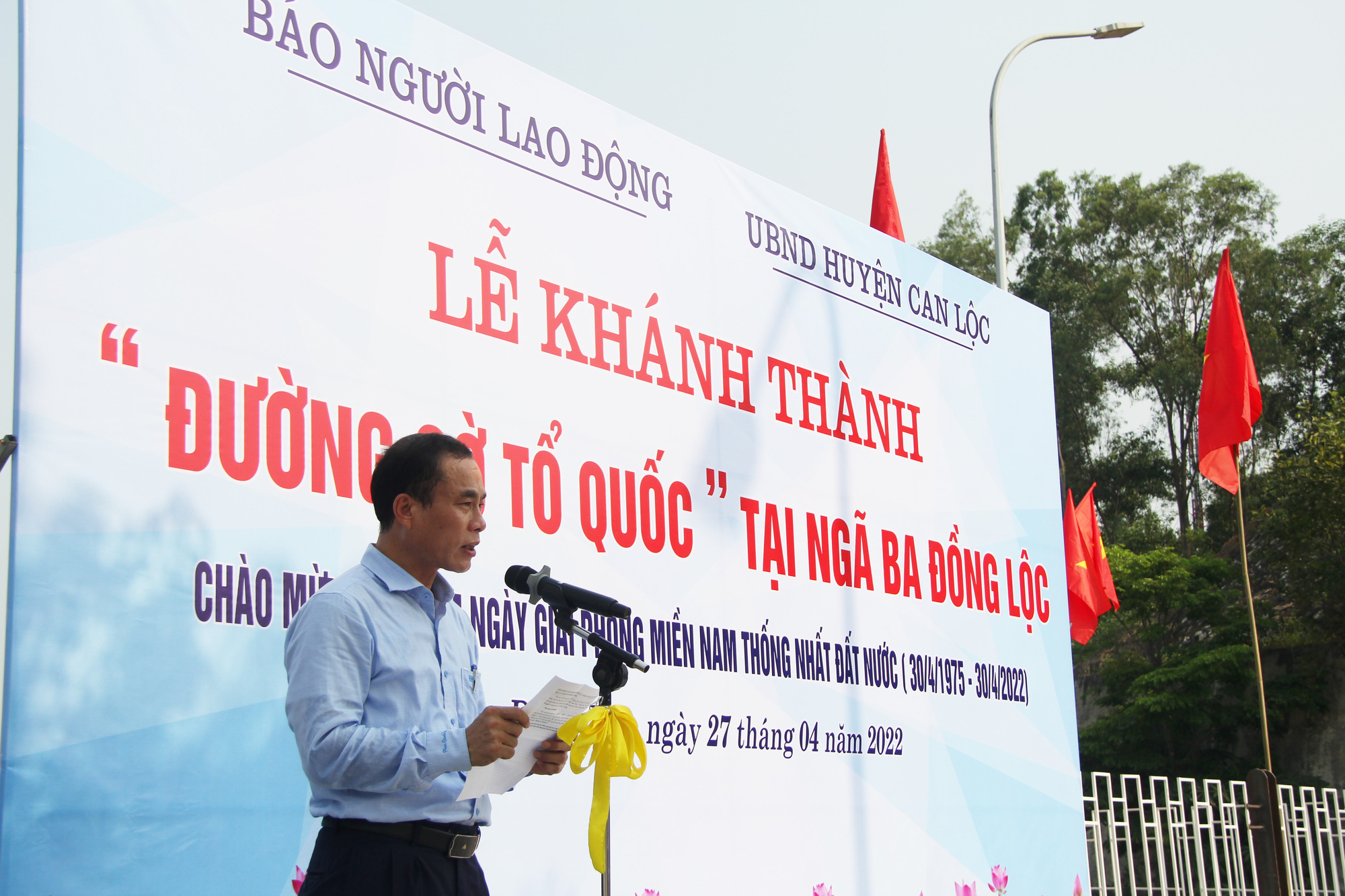 Rợp b&oacute;ng cờ tại Đường cờ Tổ quốc Khu di t&iacute;ch Ng&atilde; ba Đồng Lộc - Ảnh 2.