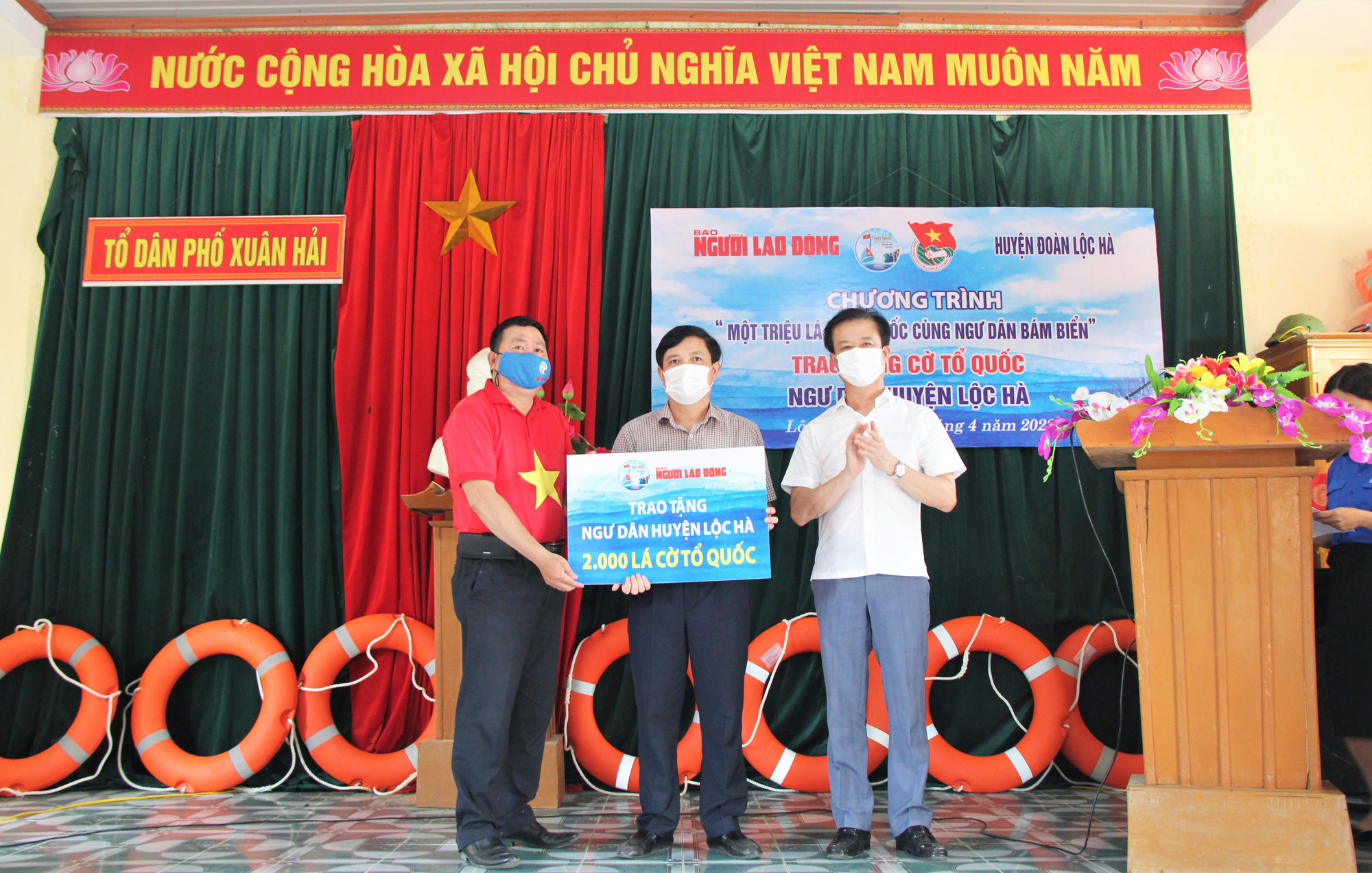 Rợp b&oacute;ng cờ tại Đường cờ Tổ quốc Khu di t&iacute;ch Ng&atilde; ba Đồng Lộc - Ảnh 11.