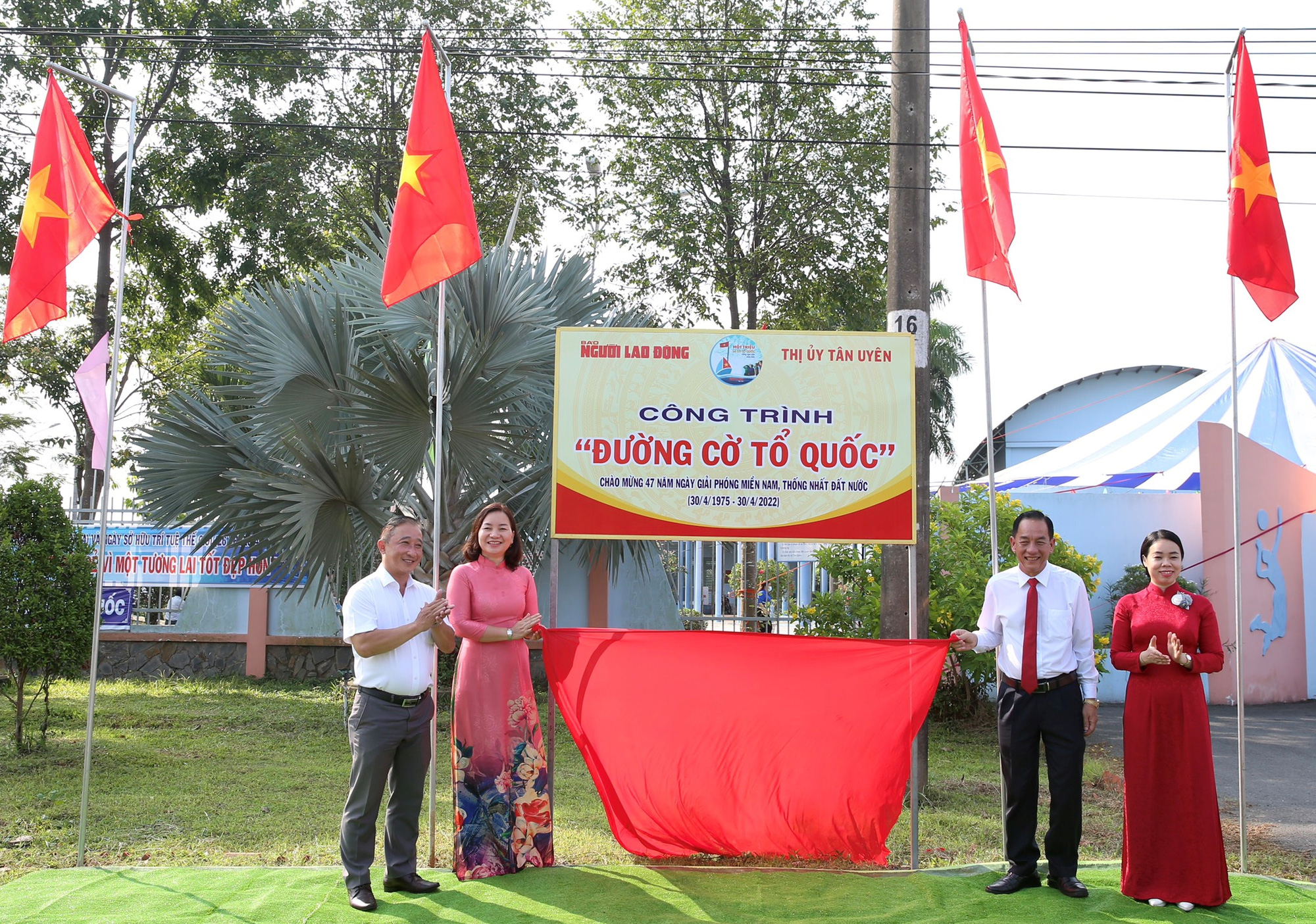 Trao tặng cờ v&agrave; kh&aacute;nh th&agrave;nh Đường cờ Tổ quốc tại B&igrave;nh Dương  - Ảnh 1.