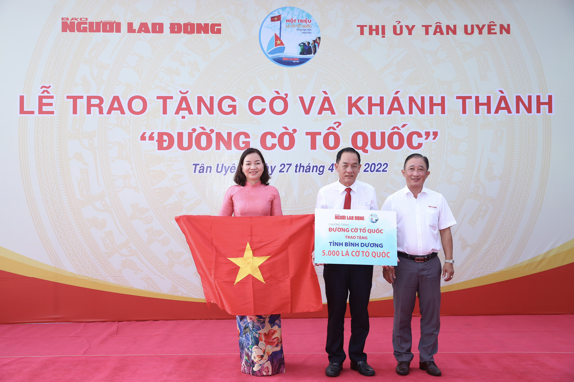 Trao tặng cờ v&agrave; kh&aacute;nh th&agrave;nh Đường cờ Tổ quốc tại B&igrave;nh Dương  - Ảnh 6.
