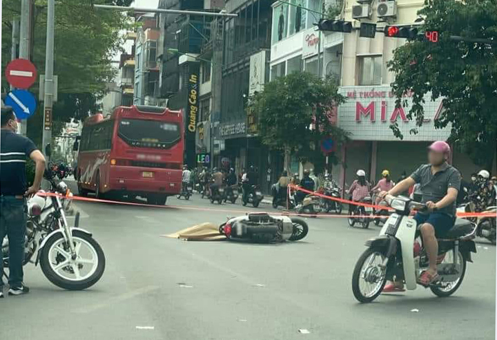 Va chạm với xe 45 chỗ trên phố, người phụ nữ đi xe máy SH tử vong