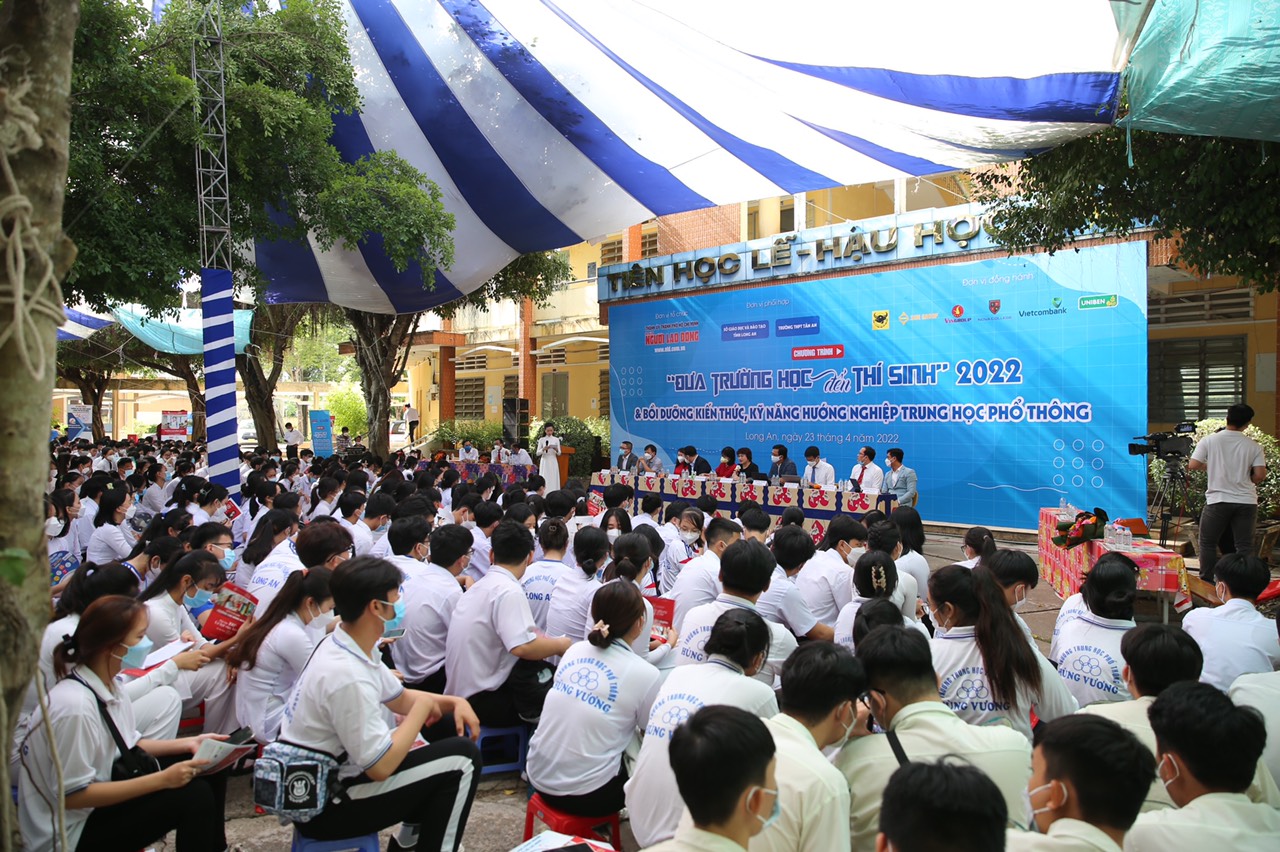 Học sinh Long An h&agrave;o hứng đ&oacute;n qu&agrave; từ UNIBEN - Ảnh 1.