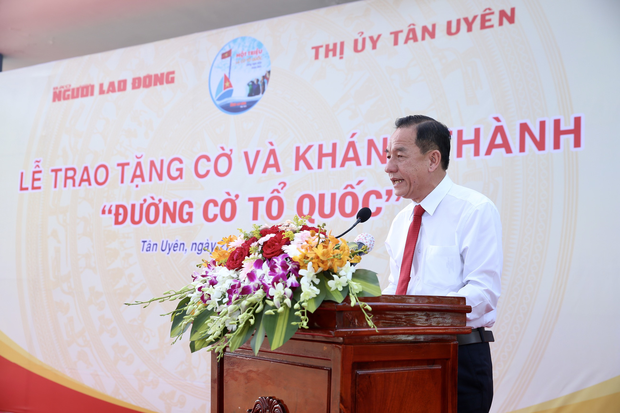 Trao tặng cờ v&agrave; kh&aacute;nh th&agrave;nh Đường cờ Tổ quốc tại B&igrave;nh Dương  - Ảnh 4.