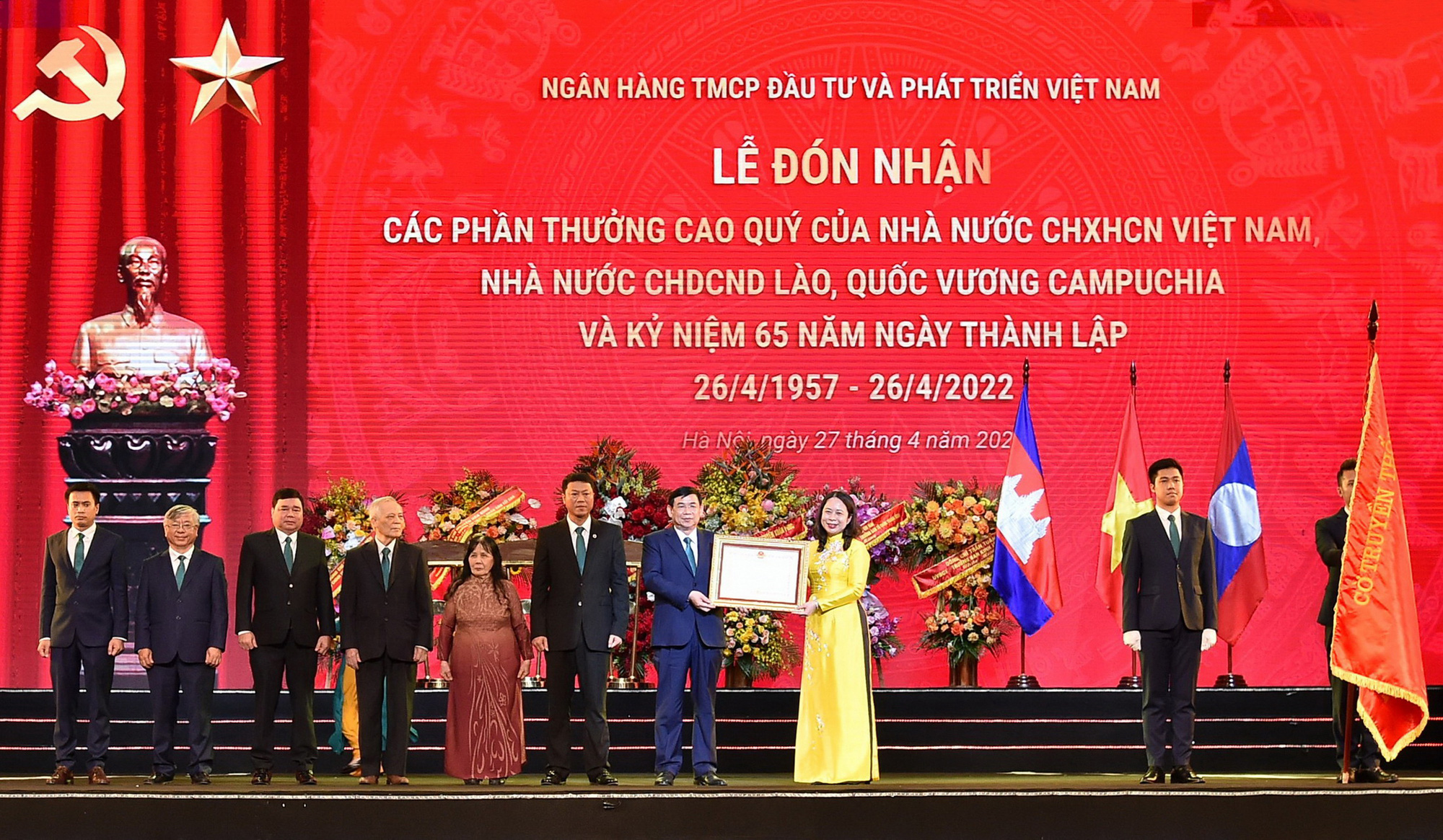 BIDV đ&oacute;n nhận c&aacute;c phần thưởng cao qu&yacute; v&agrave; kỷ niệm 65 năm ng&agrave;y th&agrave;nh lập - Ảnh 1.