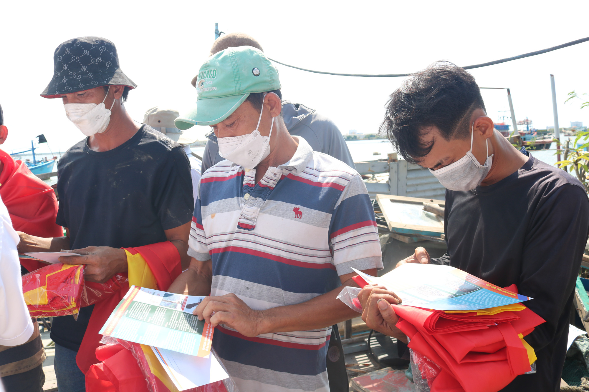 Cờ Tổ quốc, túi thuốc, bồn nước ngọt... đến tay ngư dân ở TP Vũng Tàu