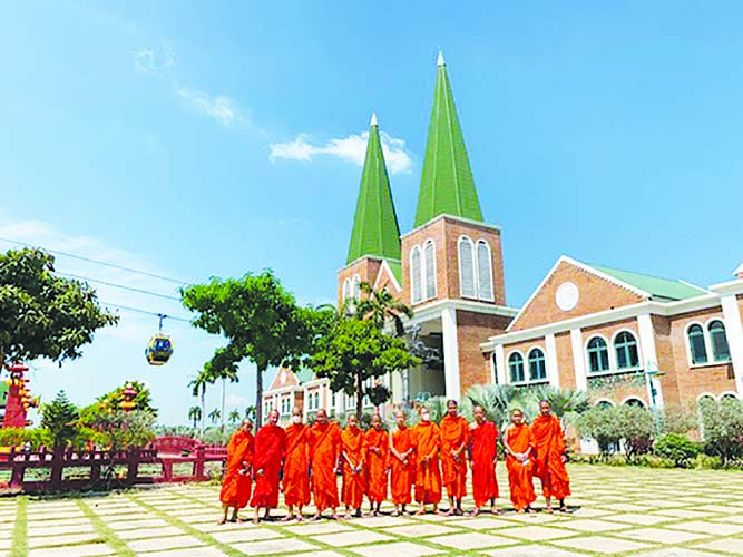 KHU DU LỊCH VĂN HÓA TÂM LINH BÀ CHÚA XỨ - CÁP TREO NÚI SAM: Đảnh lễ Phật ngọc trên đỉnh Núi Sam huyền bí - Ảnh 2.