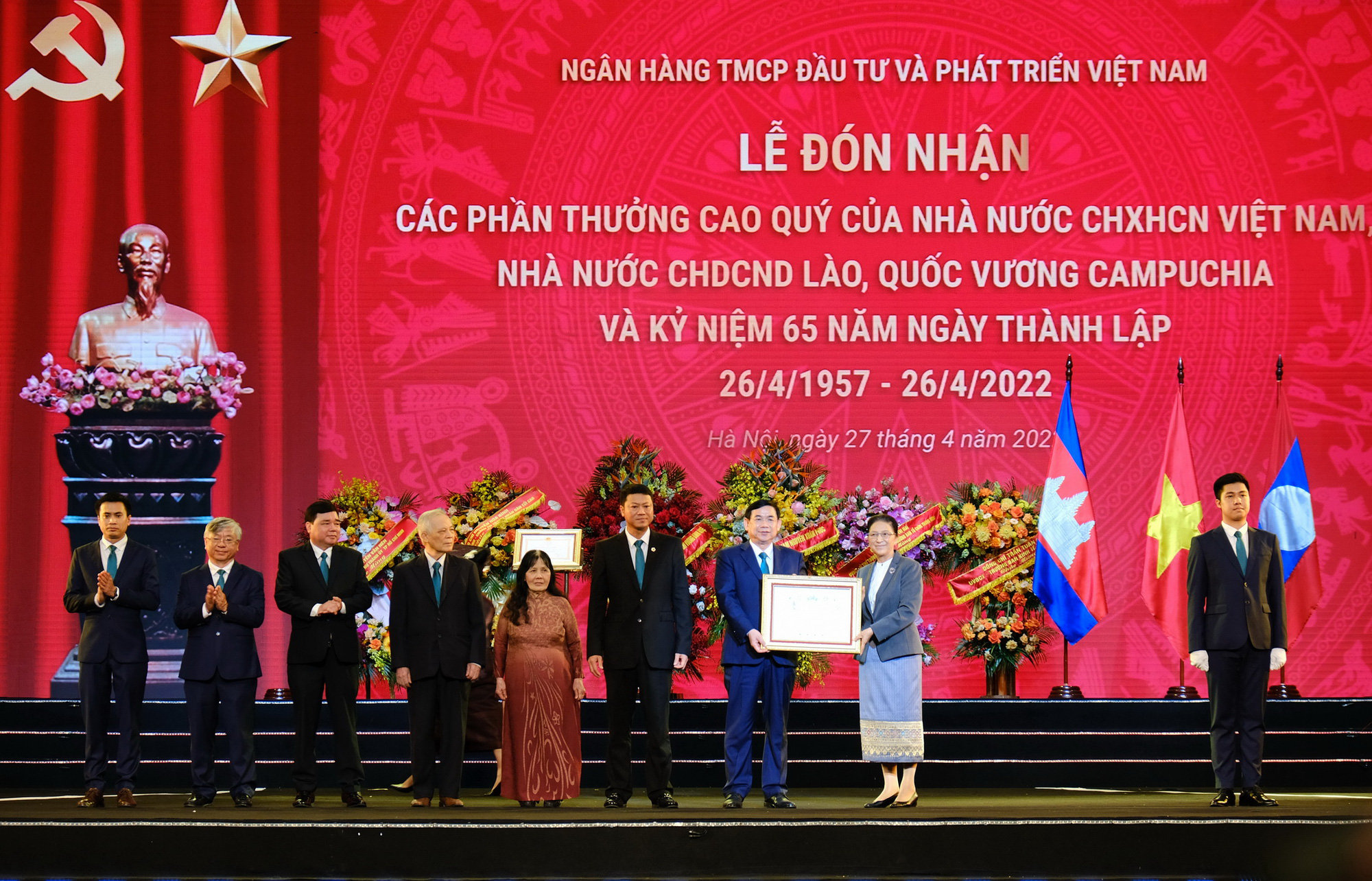 BIDV đ&oacute;n nhận c&aacute;c phần thưởng cao qu&yacute; v&agrave; kỷ niệm 65 năm ng&agrave;y th&agrave;nh lập - Ảnh 2.