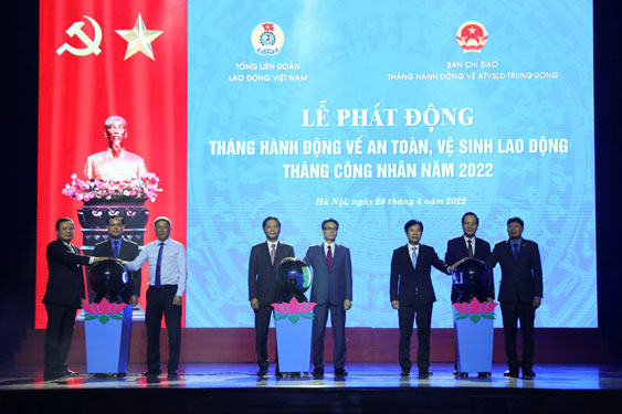 Xây dựng giai cấp công nhân hiện đại, lớn mạnh