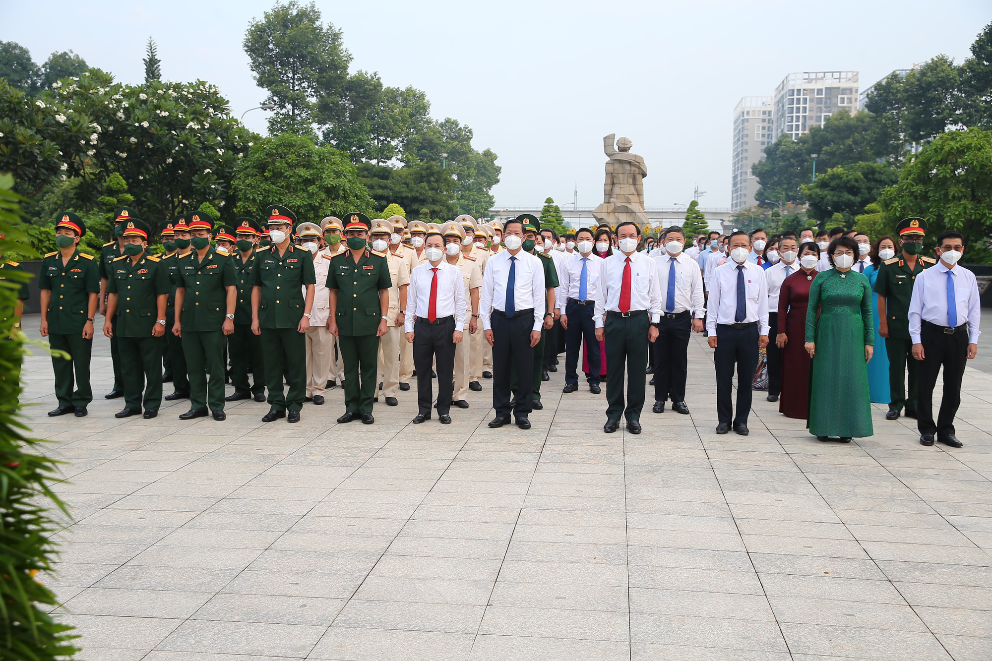 Lãnh đạo TP HCM dâng hoa, dâng hương tưởng niệm các anh hùng liệt sĩ