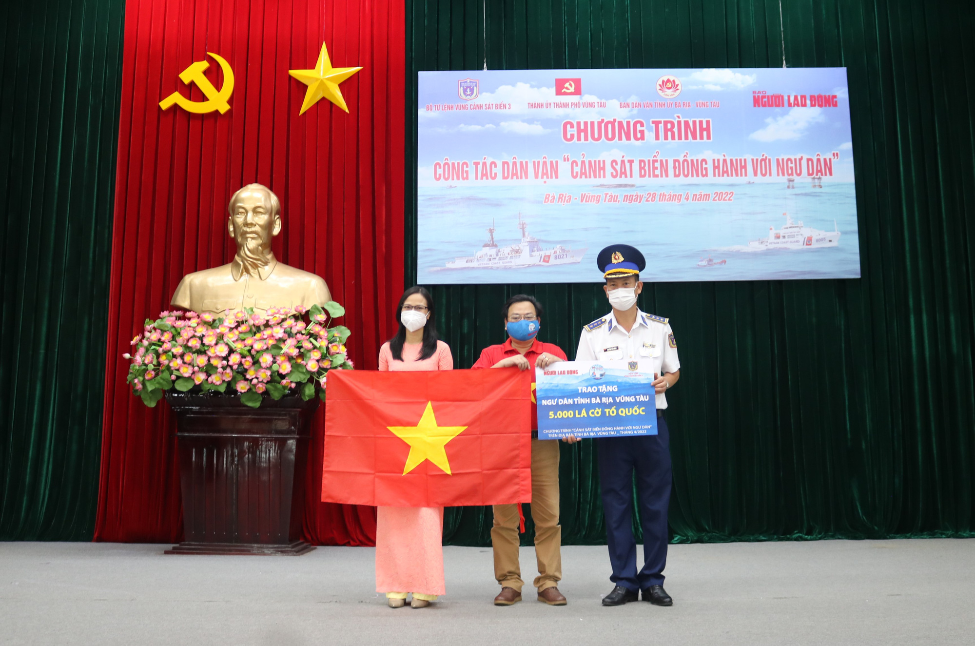 Cờ Tổ quốc, t&uacute;i thuốc, bồn nước ngọt... đến tay ngư d&acirc;n ở TP Vũng T&agrave;u - Ảnh 6.