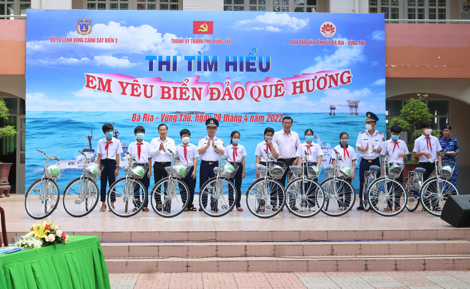 Cờ Tổ quốc, t&uacute;i thuốc, bồn nước ngọt... đến tay ngư d&acirc;n ở TP Vũng T&agrave;u - Ảnh 5.