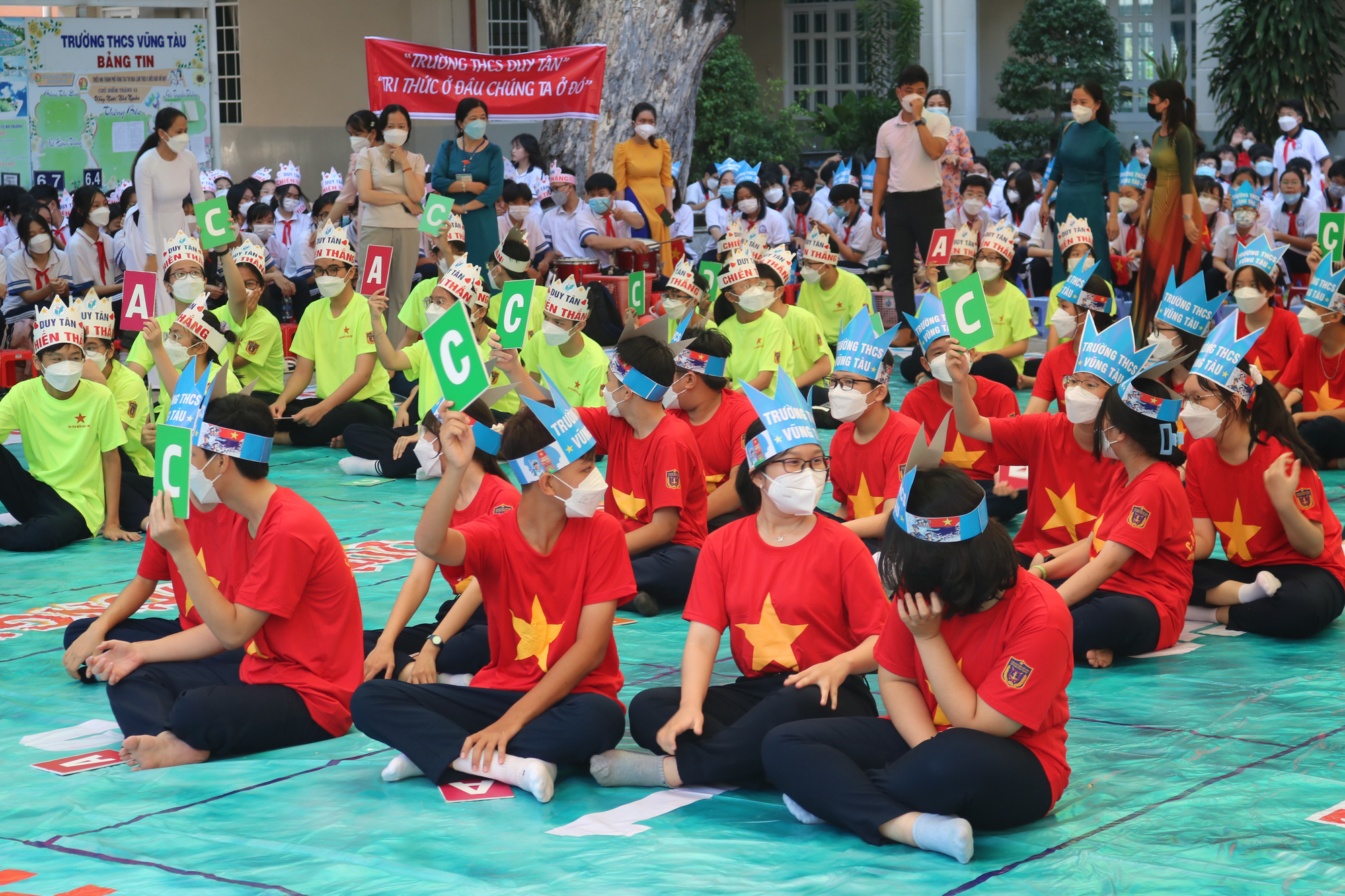 Cờ Tổ quốc, t&uacute;i thuốc, bồn nước ngọt... đến tay ngư d&acirc;n ở TP Vũng T&agrave;u - Ảnh 7.