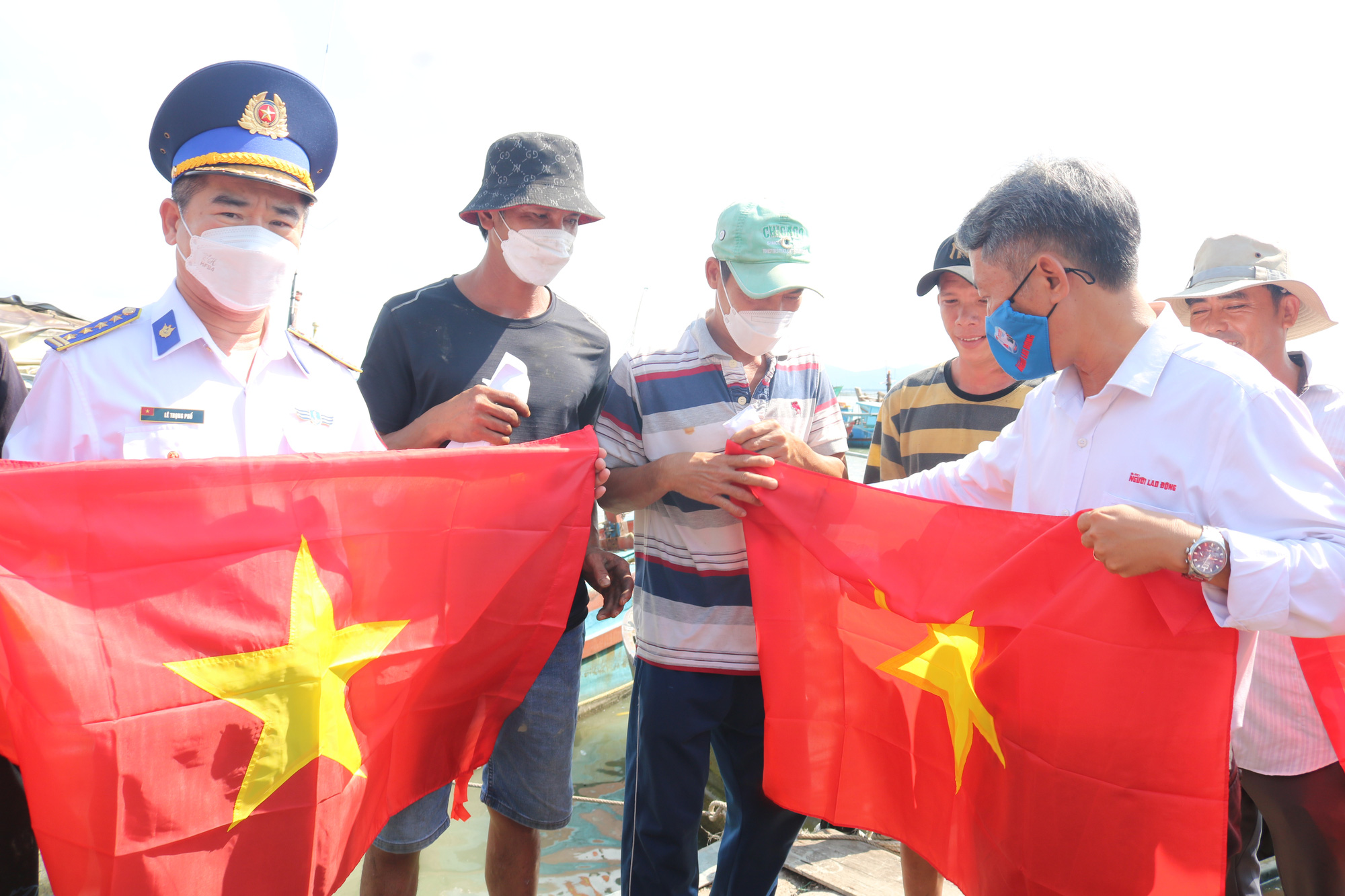 Cờ Tổ quốc, t&uacute;i thuốc, bồn nước ngọt... đến tay ngư d&acirc;n ở TP Vũng T&agrave;u - Ảnh 3.