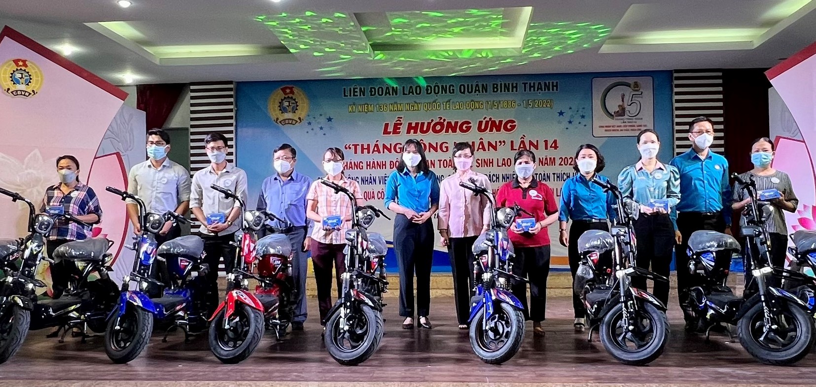 Hàng ngàn công nhân hào hứng chào đón Tháng Công nhân - Ảnh 4.