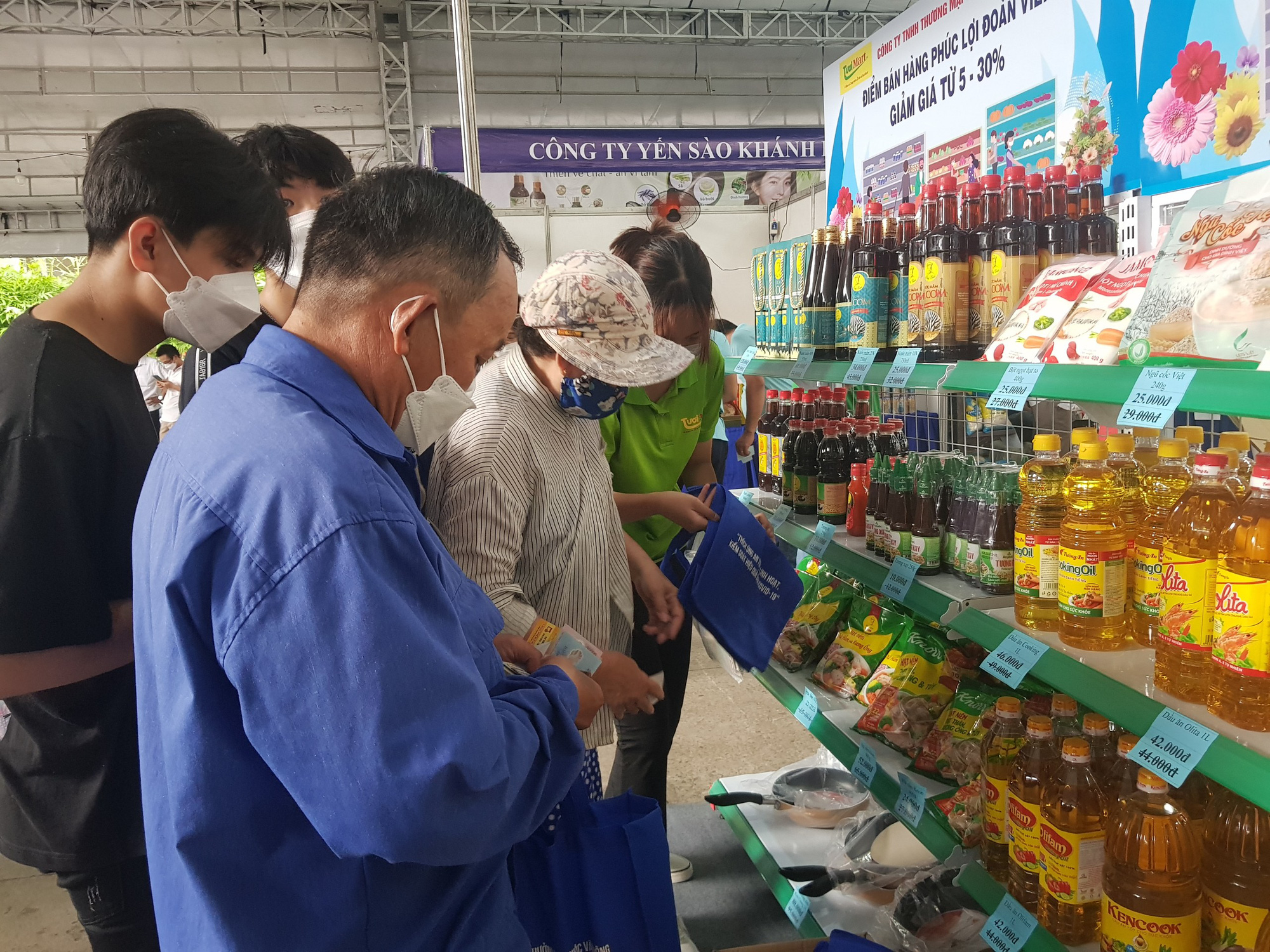 Hàng ngàn công nhân hào hứng chào đón Tháng Công nhân - Ảnh 3.