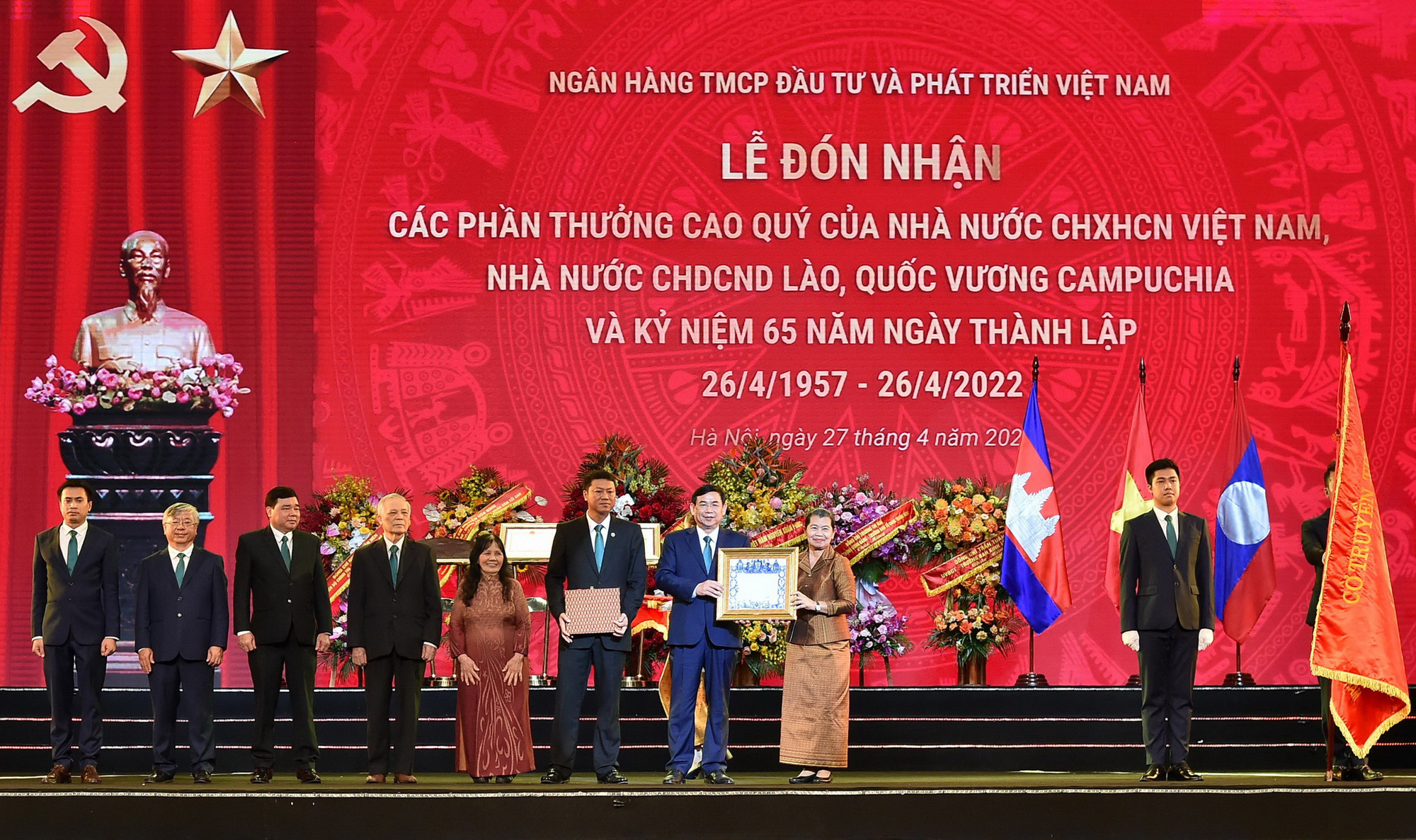 BIDV đ&oacute;n nhận c&aacute;c phần thưởng cao qu&yacute; v&agrave; kỷ niệm 65 năm ng&agrave;y th&agrave;nh lập - Ảnh 3.