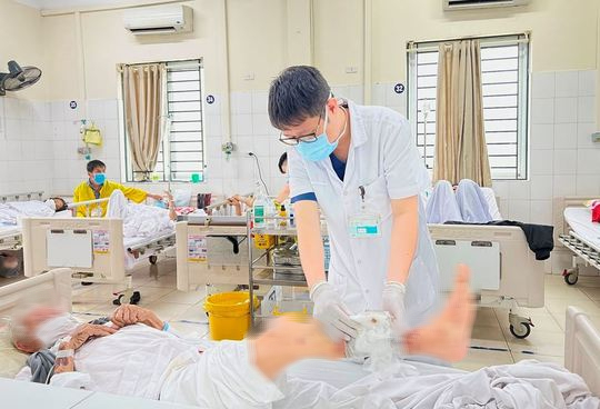 Bị chó cắn, cụ ông có nguy cơ phải cắt cụt chi