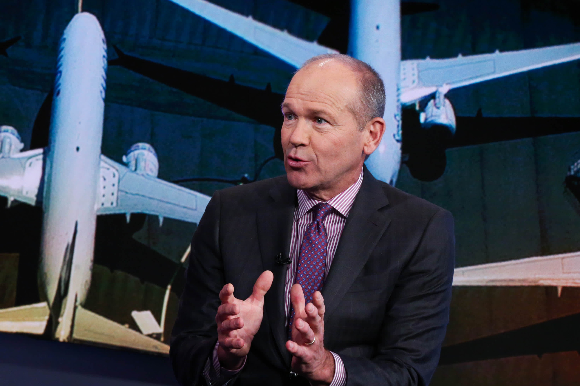 CEO Boeing nói lẽ ra không nên nhận làm Không lực 1 với ông Trump - Ảnh 1.