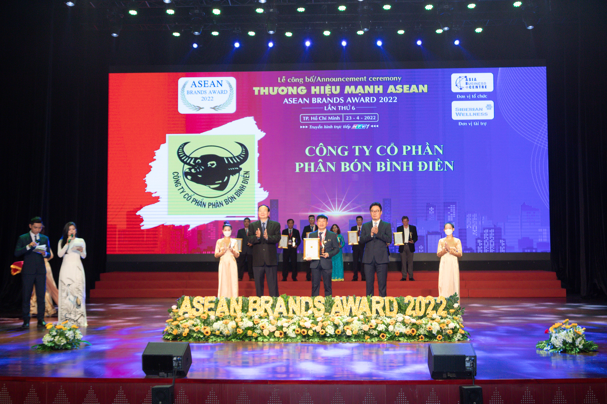 C&ocirc;ng ty Cổ phần Ph&acirc;n b&oacute;n B&igrave;nh Điền đ&oacute;n nhận danh hiệu &ldquo;TOP10 Thương hiệu mạnh ASEAN 2022&rdquo; - Ảnh 1.