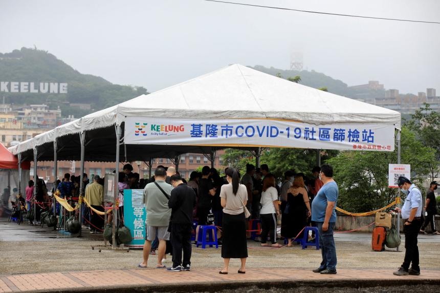 Trung Quốc hủy h&agrave;ng trăm chuyến bay v&igrave; 1 ca nghi mắc Covid-19 - Ảnh 2.