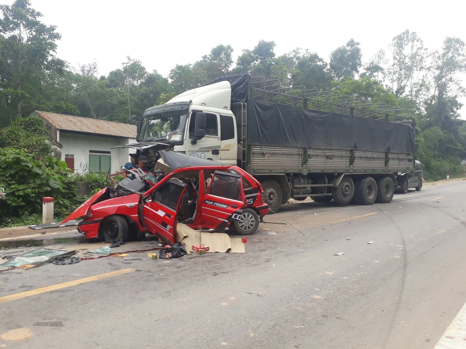 Xe ôtô gặp nạn trên đường đi du lịch, 4 người trong gia đình thương vong - Ảnh 1.