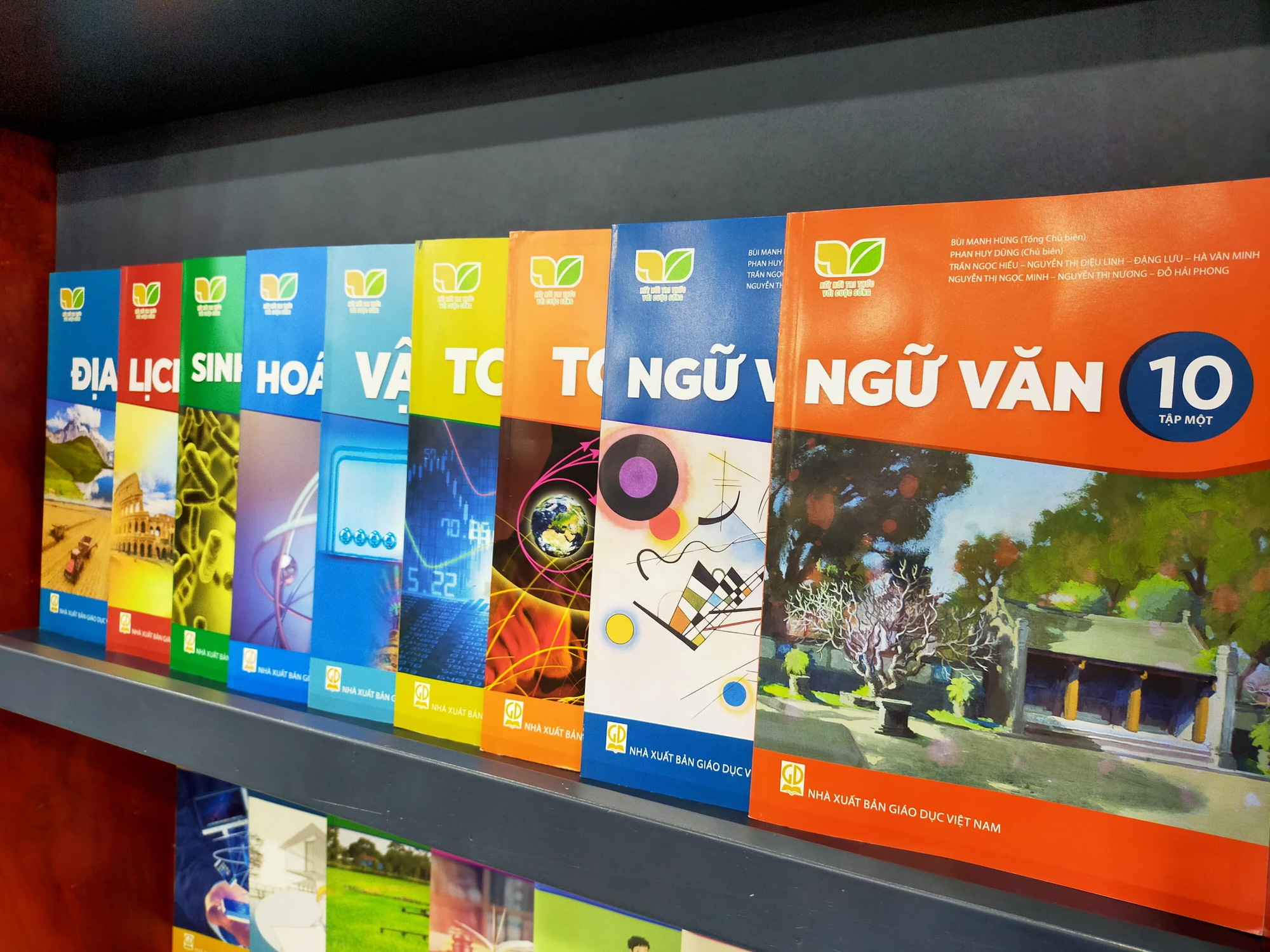 Vì sao giá SGK mới tăng 200-300% so với chương trình hiện hành?