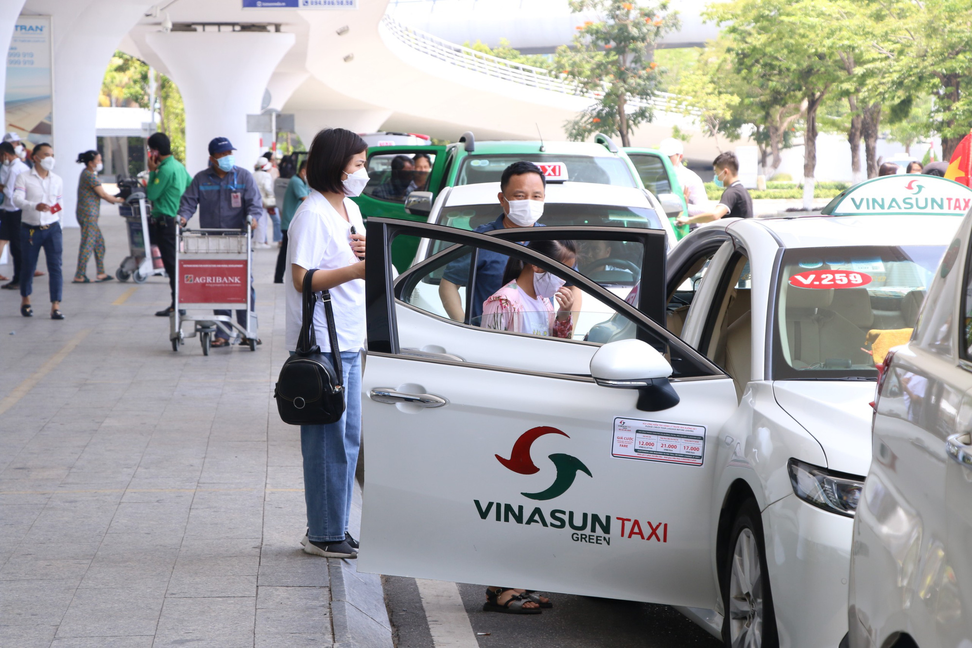 Khách dồn về Đà Nẵng, sân bay, ga tàu ken cứng - Ảnh 10.