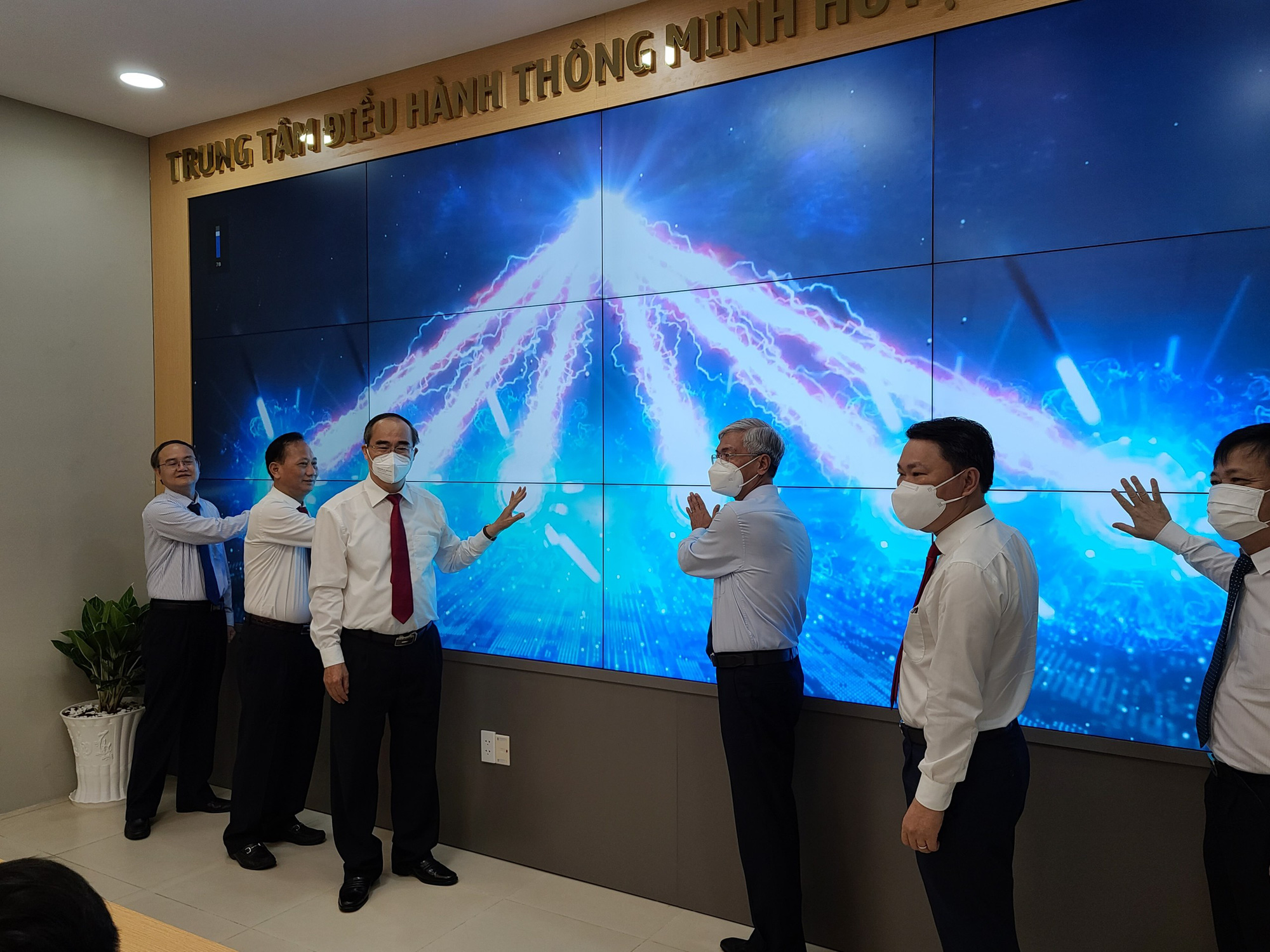&Ocirc;ng Nguyễn Thiện Nh&acirc;n dự lễ ra mắt Trung t&acirc;m Điều h&agrave;nh th&ocirc;ng minh huyện B&igrave;nh Ch&aacute;nh - Ảnh 1.