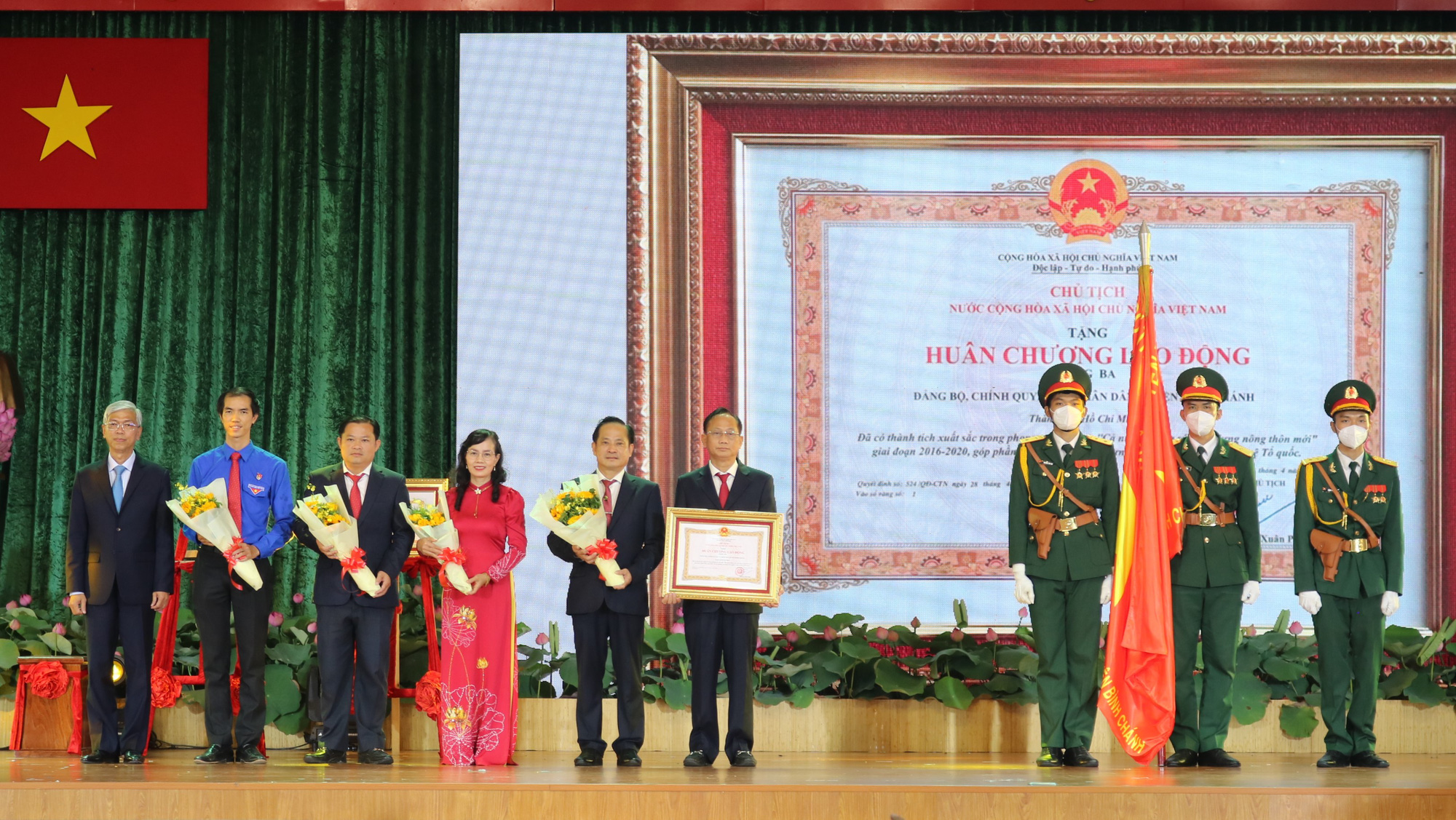 Huyện Bình Chánh đạt chuẩn nông thôn mới, đón nhận Huân chương Lao động hạng 3 - Ảnh 2.