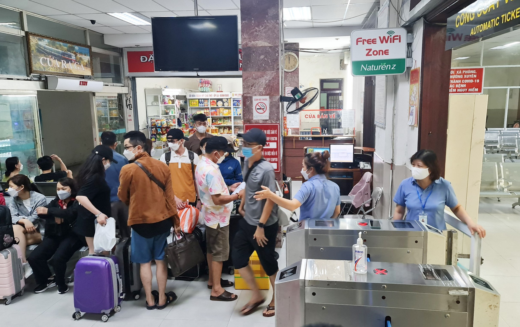Khách dồn về Đà Nẵng, sân bay, ga tàu ken cứng - Ảnh 3.