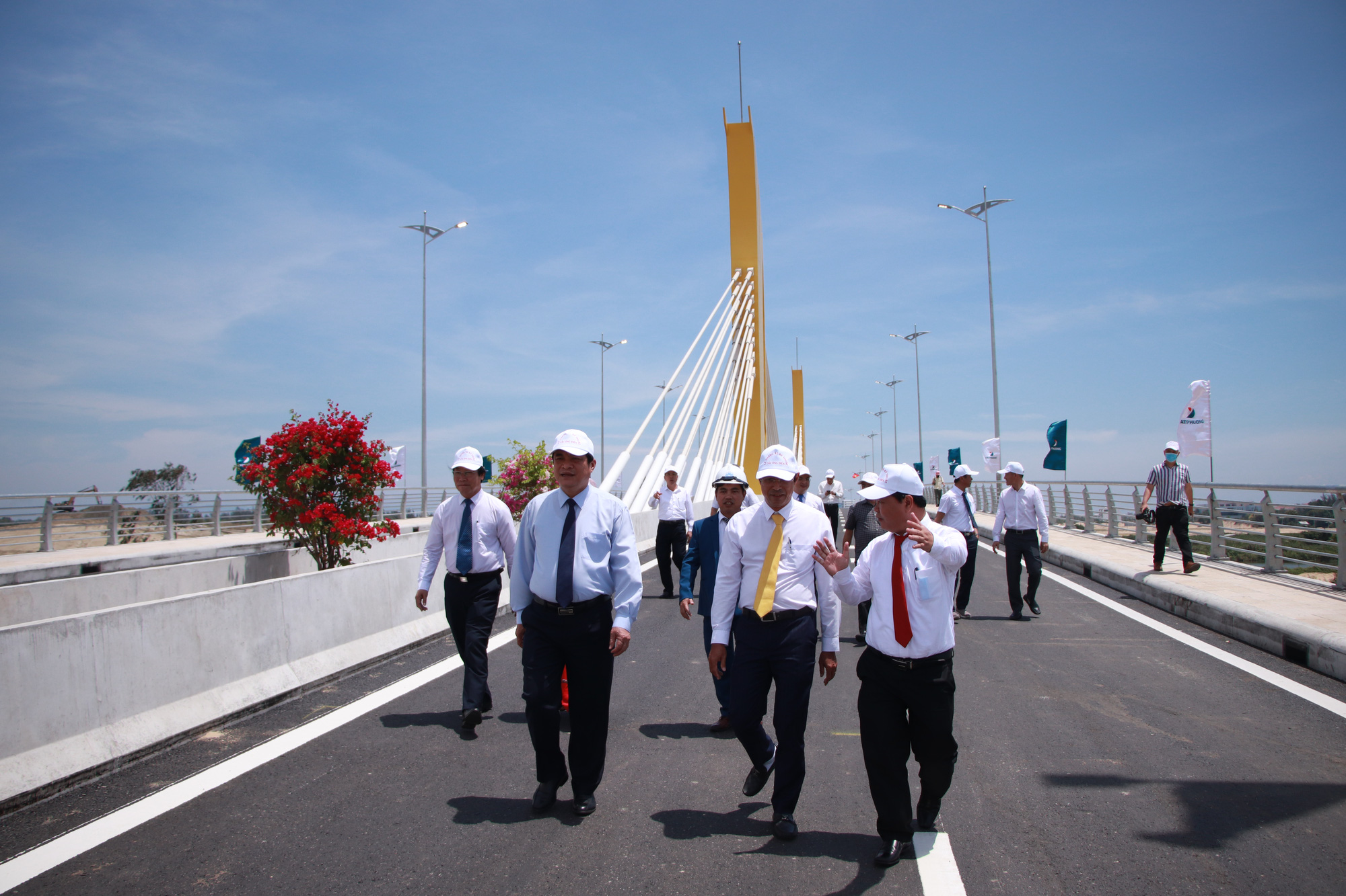 Th&ocirc;ng xe cầu &Ocirc;ng Điền, một trong những c&acirc;y cầu đẹp nhất Quảng Nam - Ảnh 2.