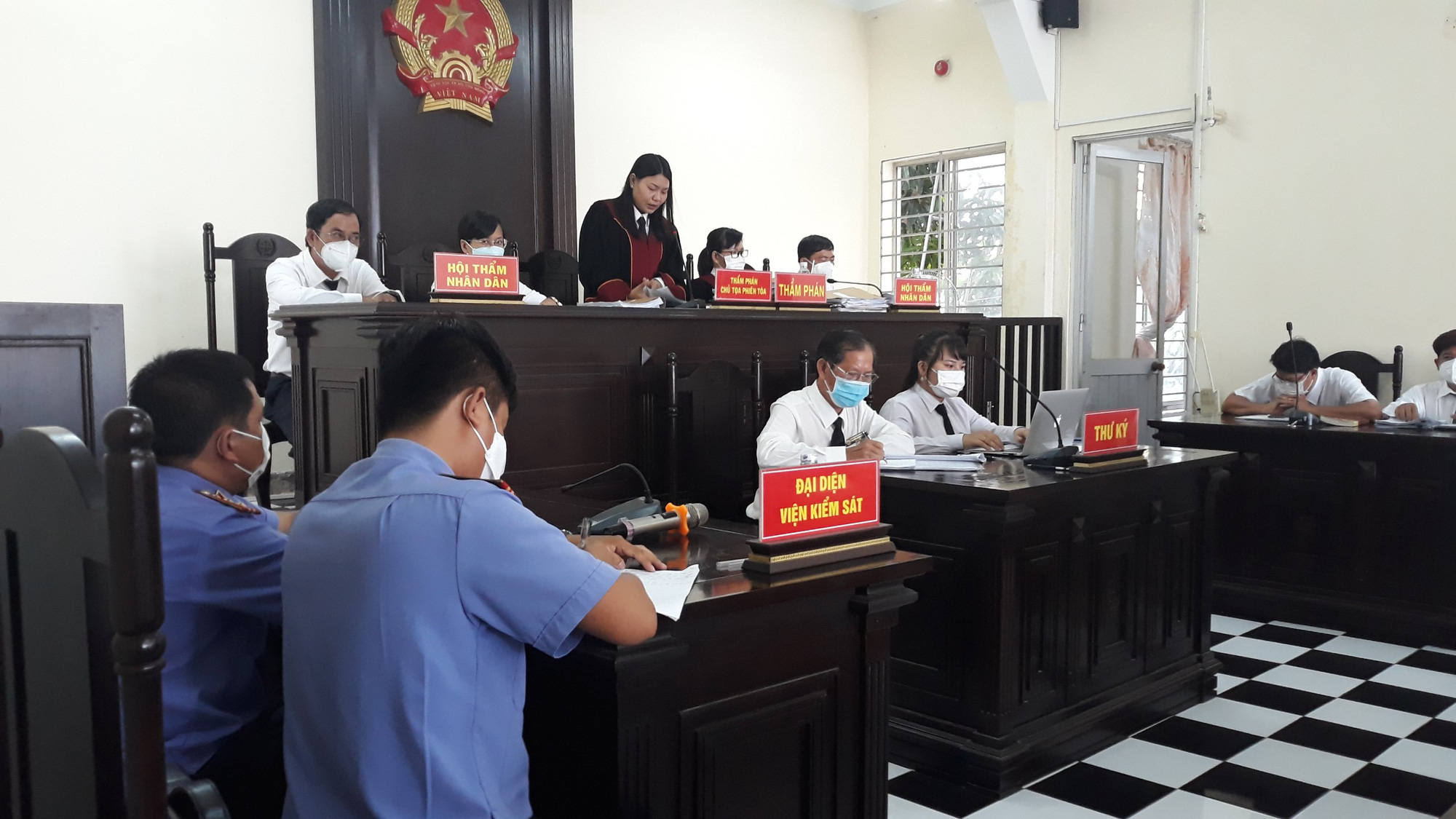 Trả hồ sơ điều tra bổ sung vụ án vợ thượng tá biên phòng buôn lậu - Ảnh 2.