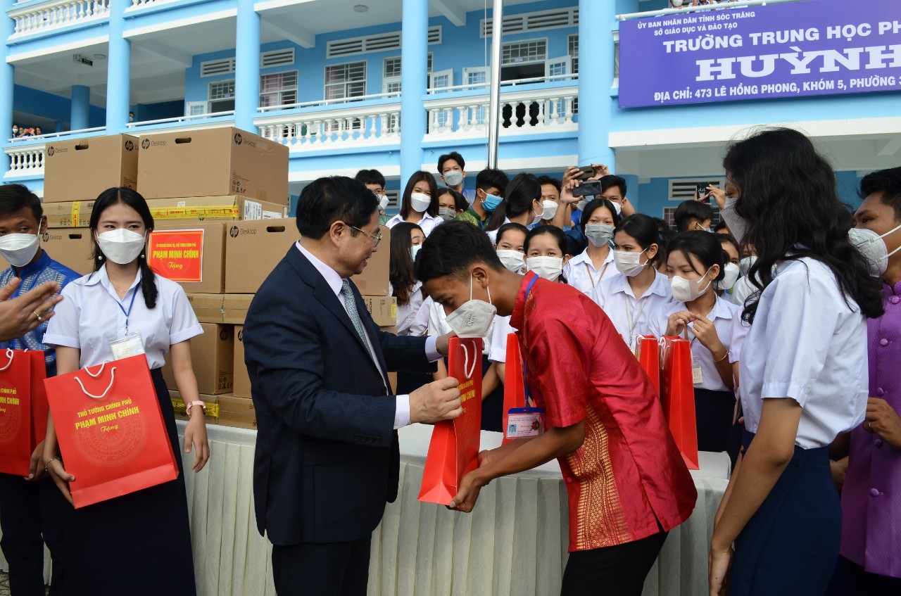 Thủ tướng đề nghị Sóc Trăng tiếp tục quan tâm đến học sinh dân tộc thiểu số