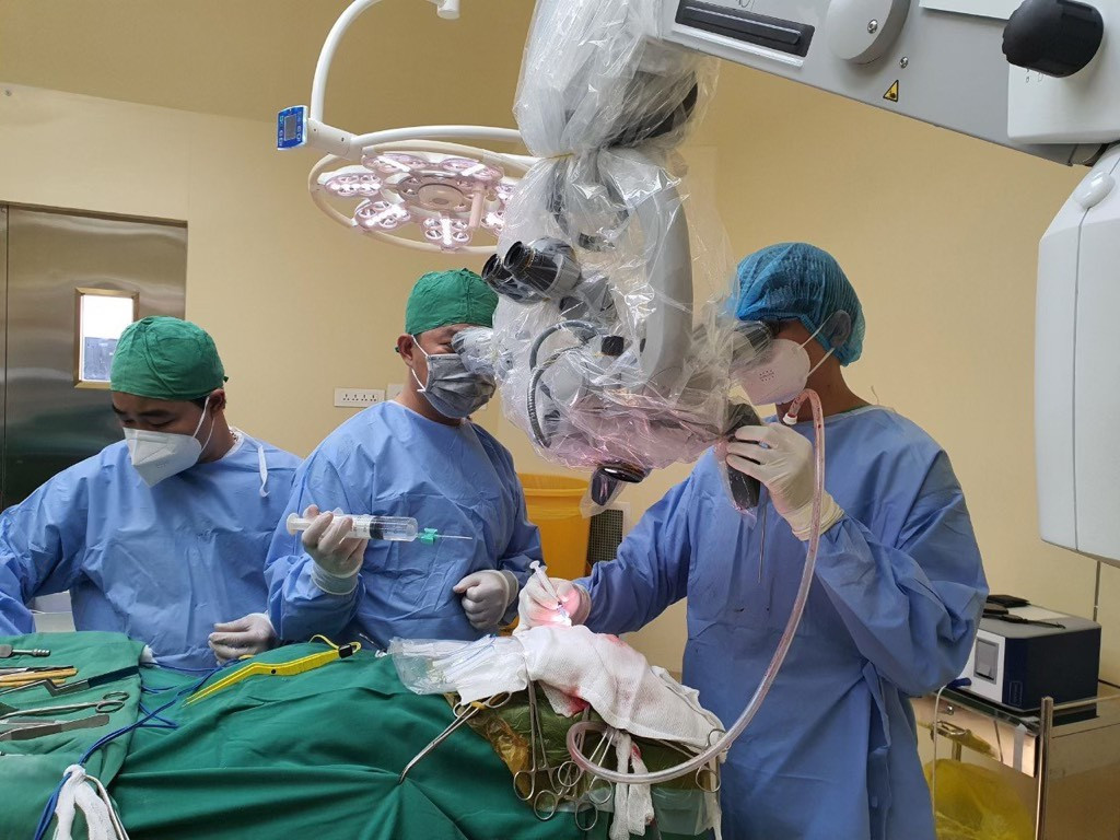 Cứu kịp thời người đàn ông đang lái xe bỗng méo miệng, đột quỵ