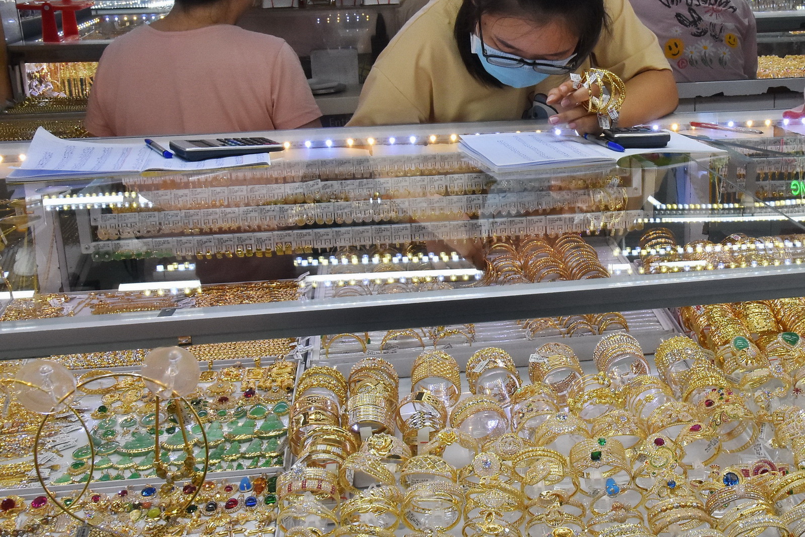 Giá vàng hôm nay 29-4: Vọt lên khi kinh tế Mỹ suy yếu