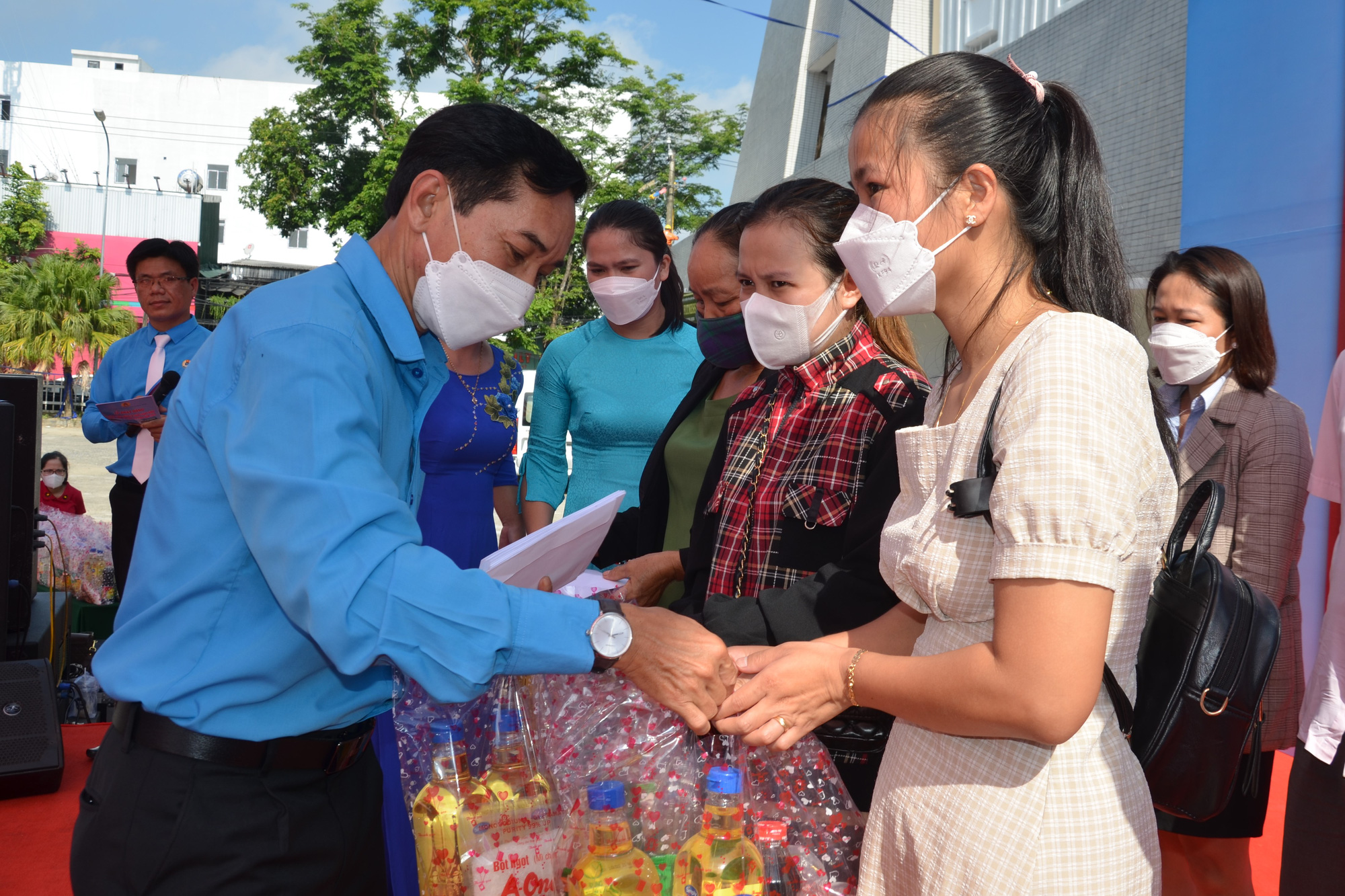LĐLĐ tỉnh Quảng Ng&atilde;i ph&aacute;t động Th&aacute;ng C&ocirc;ng nh&acirc;n - Ảnh 1.