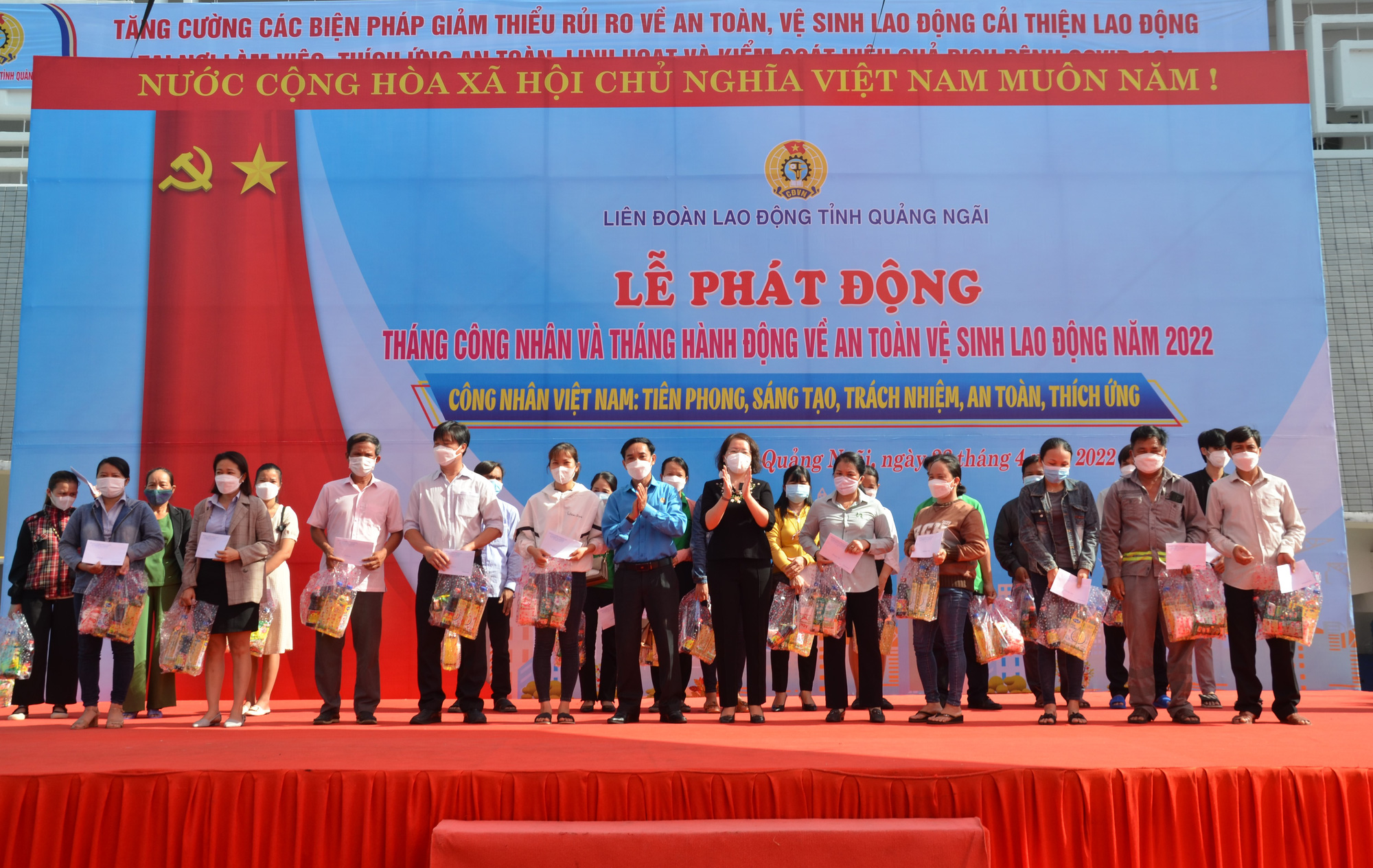 LĐLĐ tỉnh Quảng Ng&atilde;i ph&aacute;t động Th&aacute;ng C&ocirc;ng nh&acirc;n - Ảnh 2.