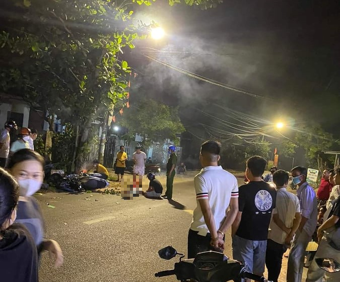 Xe m&aacute;y lao v&agrave;o c&acirc;y xanh ven đường, 2 người thương vong - Ảnh 2.