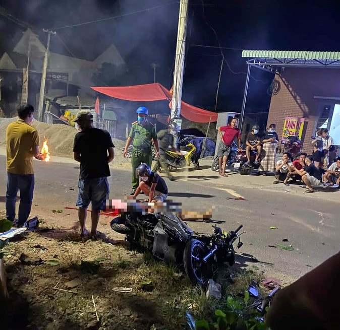 Xe máy lao vào cây xanh ven đường, 2 người thương vong