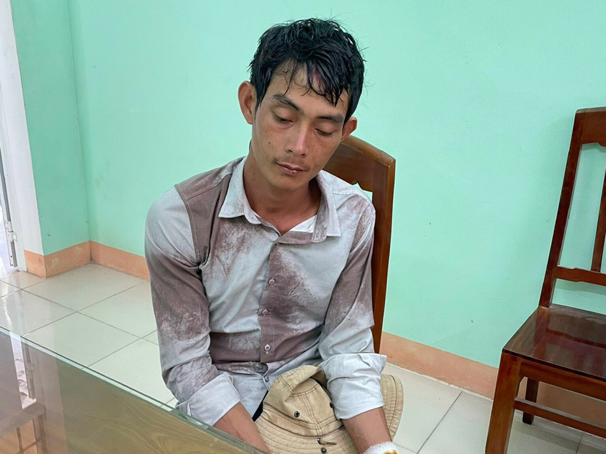 Đang ly thân, chồng chặn xe giữa đường rồi đâm vợ chết tại chỗ