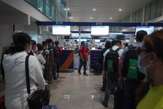 S&acirc;n bay T&acirc;n Sơn Nhất đ&oacute;n lượng kh&aacute;ch kỷ lục dịp lễ 30-4 - Ảnh 3.