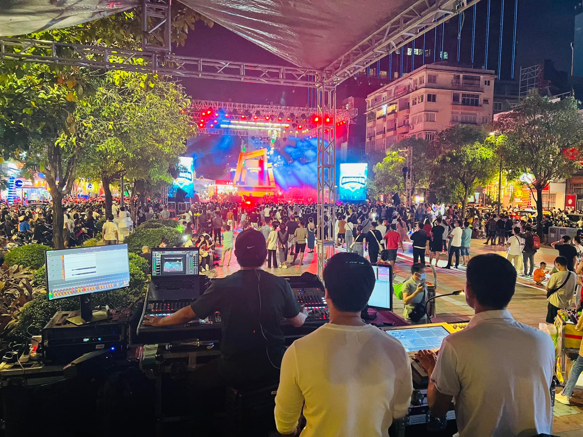 &ldquo;Ph&ugrave; thủy s&acirc;n khấu&rdquo; Đạo diễn L&ecirc; Việt chinh phục h&agrave;ng ng&agrave;n kh&aacute;n giả tại phố đi bộ - Ảnh 2.