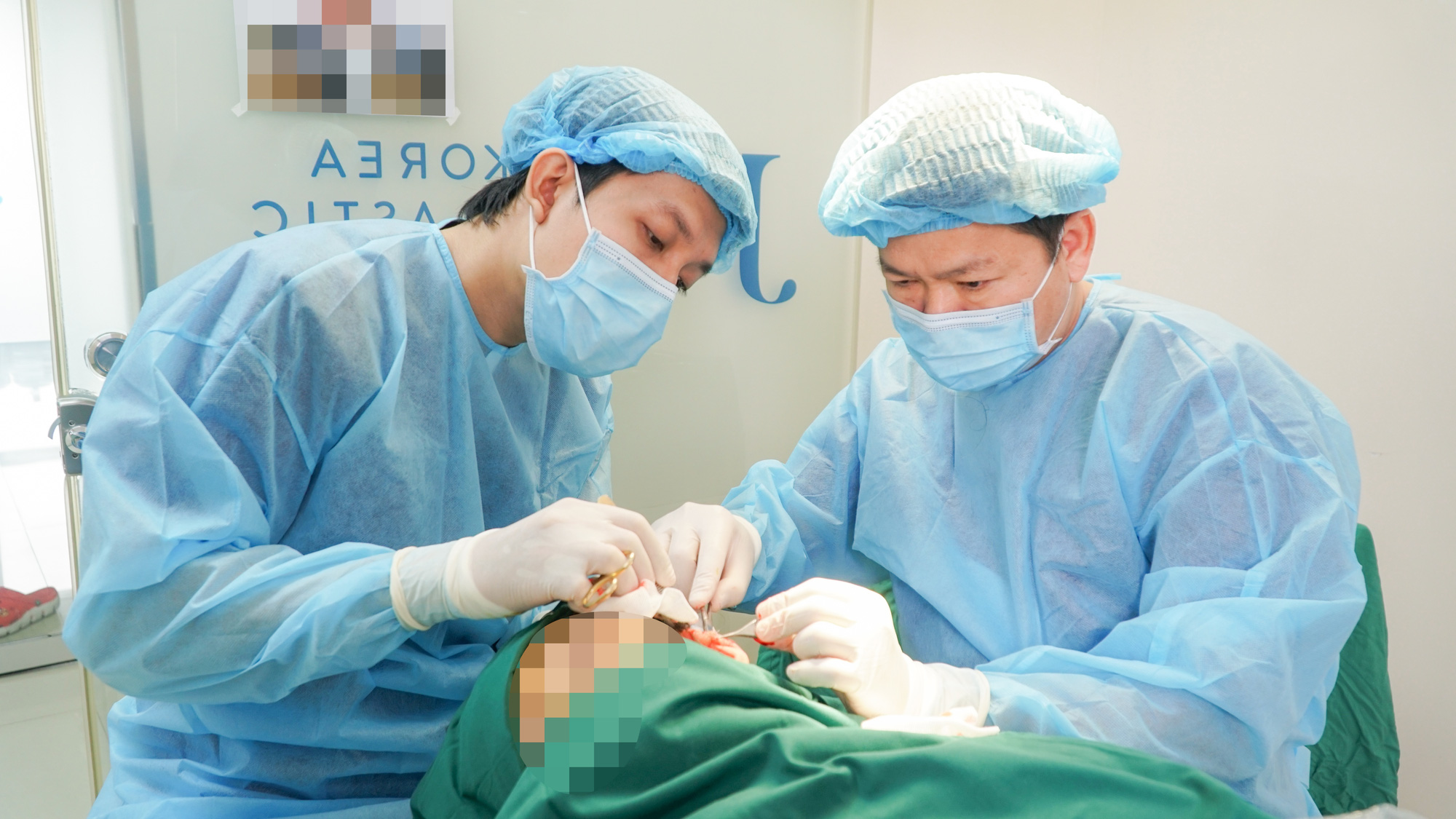 Khối u khủng của c&ocirc; g&aacute;i v&agrave; cảnh b&aacute;o việc xỏ khuy&ecirc;n khắp cơ thể - Ảnh 2.