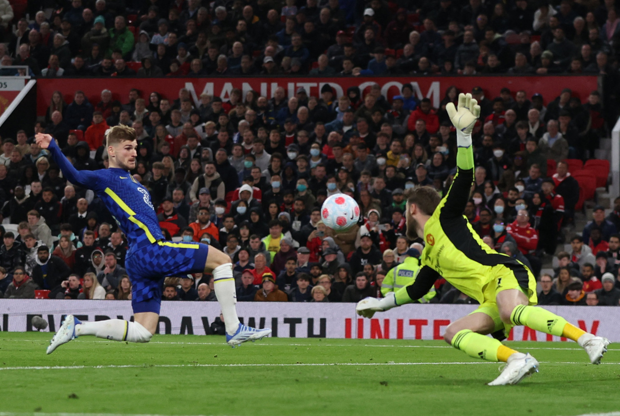 Ronaldo cứu thua, Man United chia điểm Chelsea ở Old Trafford - Ảnh 2.