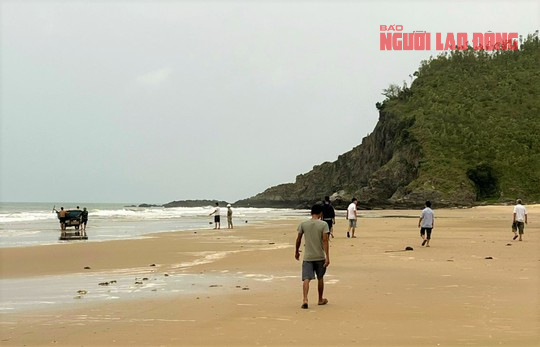 Quảng Bình: 4 học sinh tắm biển, 1 em mất tích