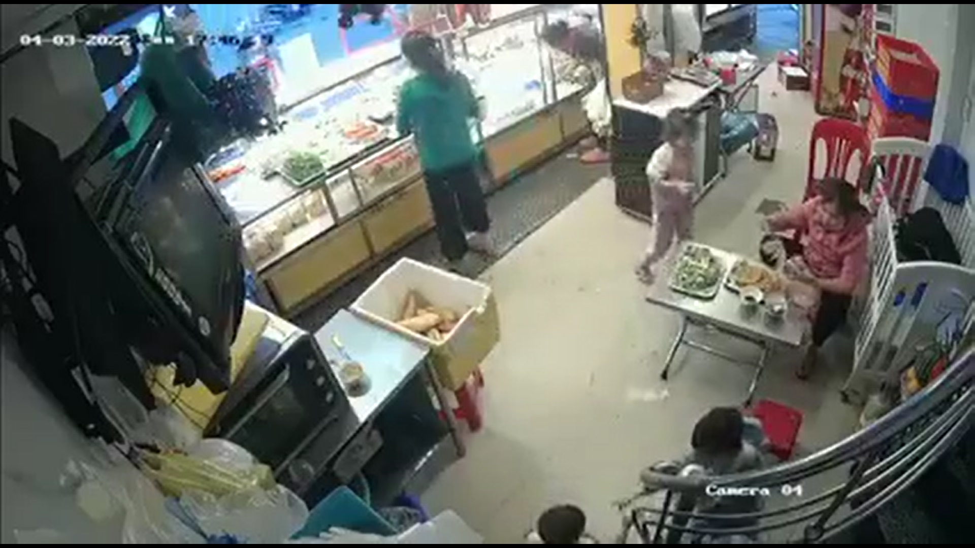 CLIP: &Ocirc; t&ocirc; &ldquo;đi&ecirc;n&rdquo; lao thẳng v&agrave;o tiệm b&aacute;nh m&igrave;, &iacute;t nhất 3 người bị thương - Ảnh 2.