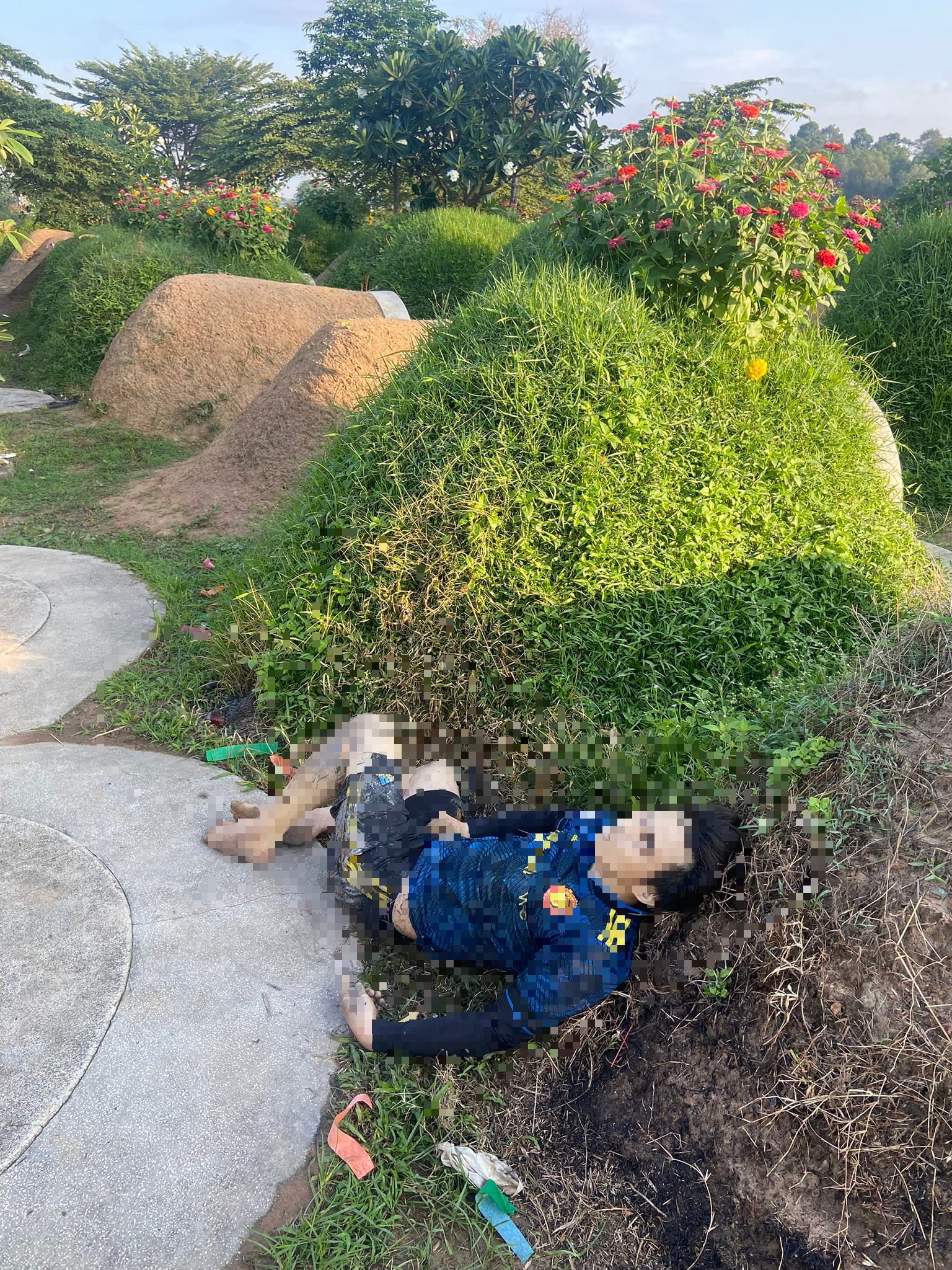 Bí ẩn thi thể nam thanh niên nằm tựa lưng vào ngôi mộ ở Bình Dương - Ảnh 1.